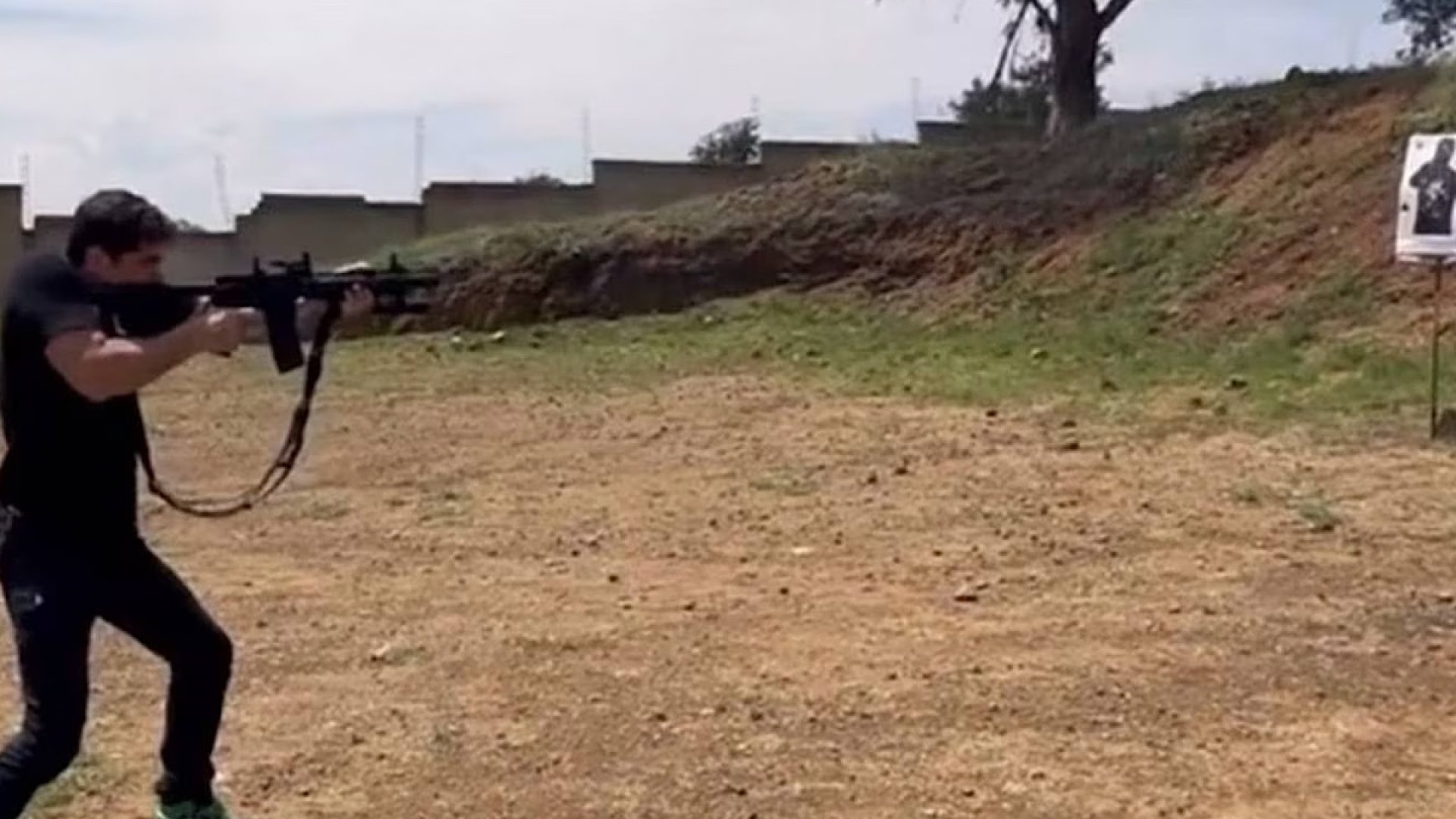 Eduardo Verástegui amenaza con rifle a defensores del medio ambiente y diversidad sexual