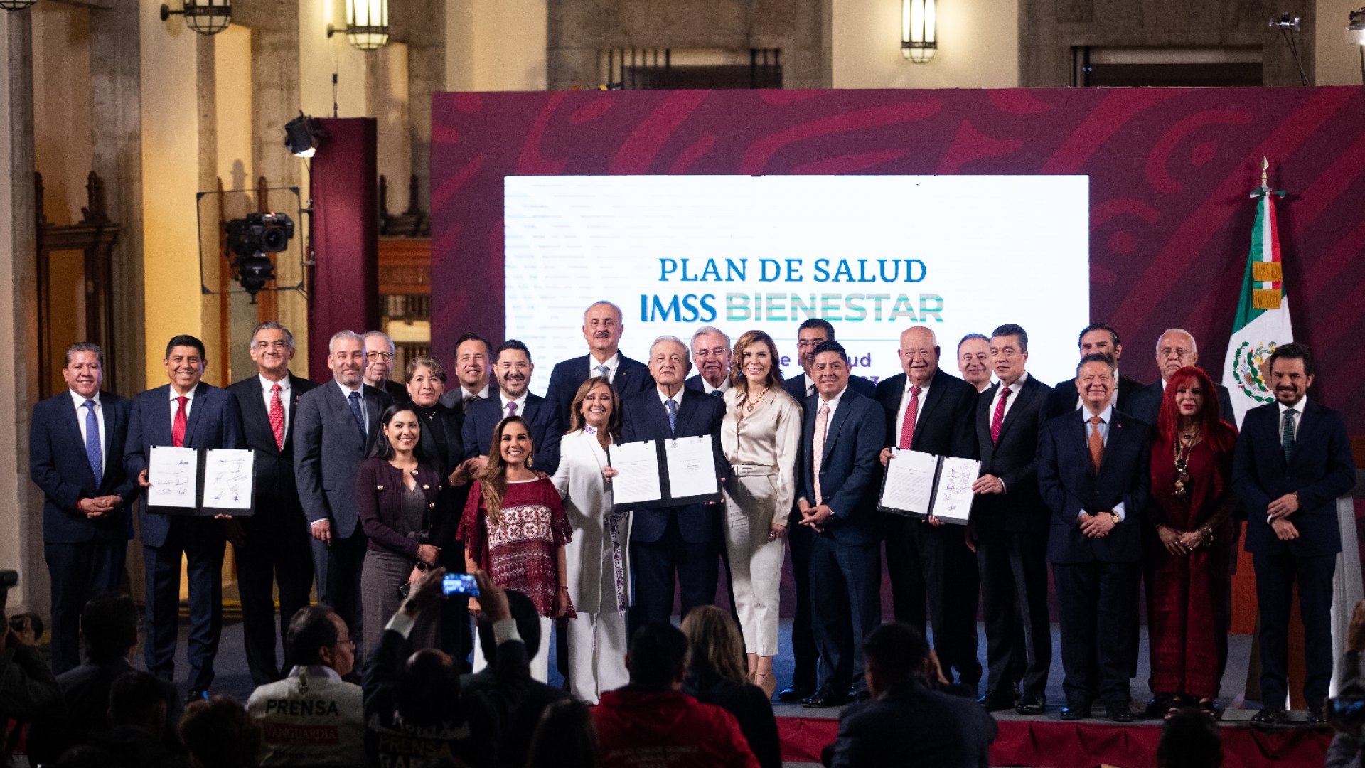 AMLO federaliza servicios de salud en 23 estados del país