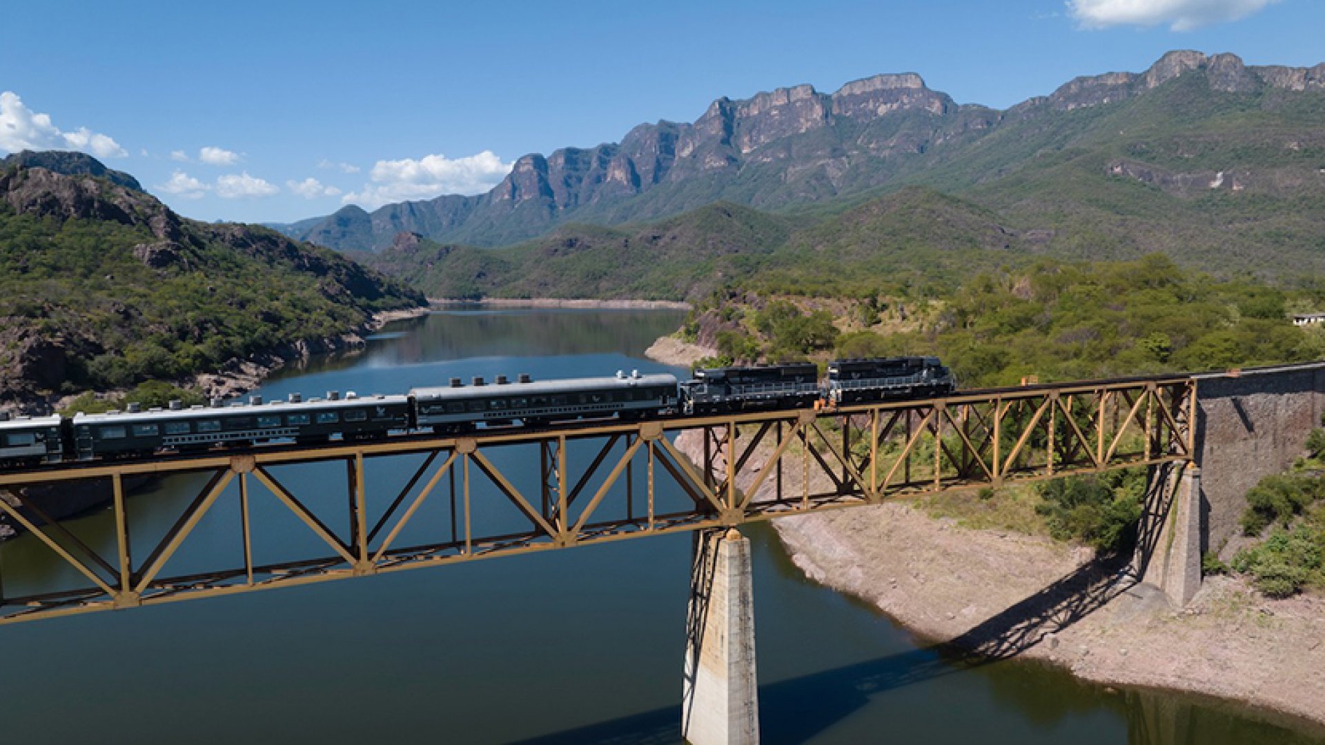 AMLO dialogará con concesionarios de ferrocarriles para establecer red de trenes eléctricos para pasajeros