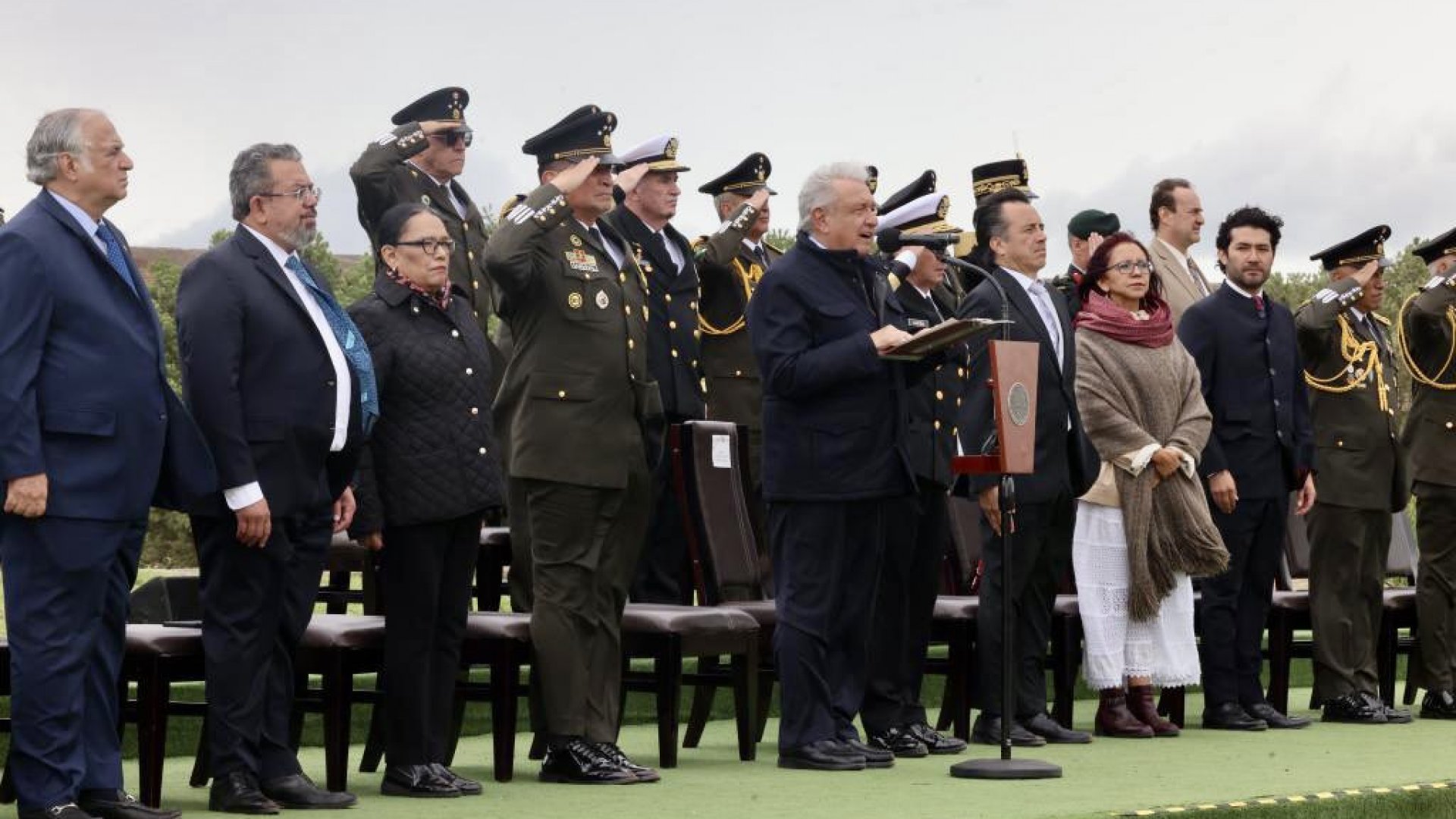 Condecora AMLO a Cienfuegos y Enrique Cervantes durante ceremonia del bicentenario del Heroico Colegio Militar