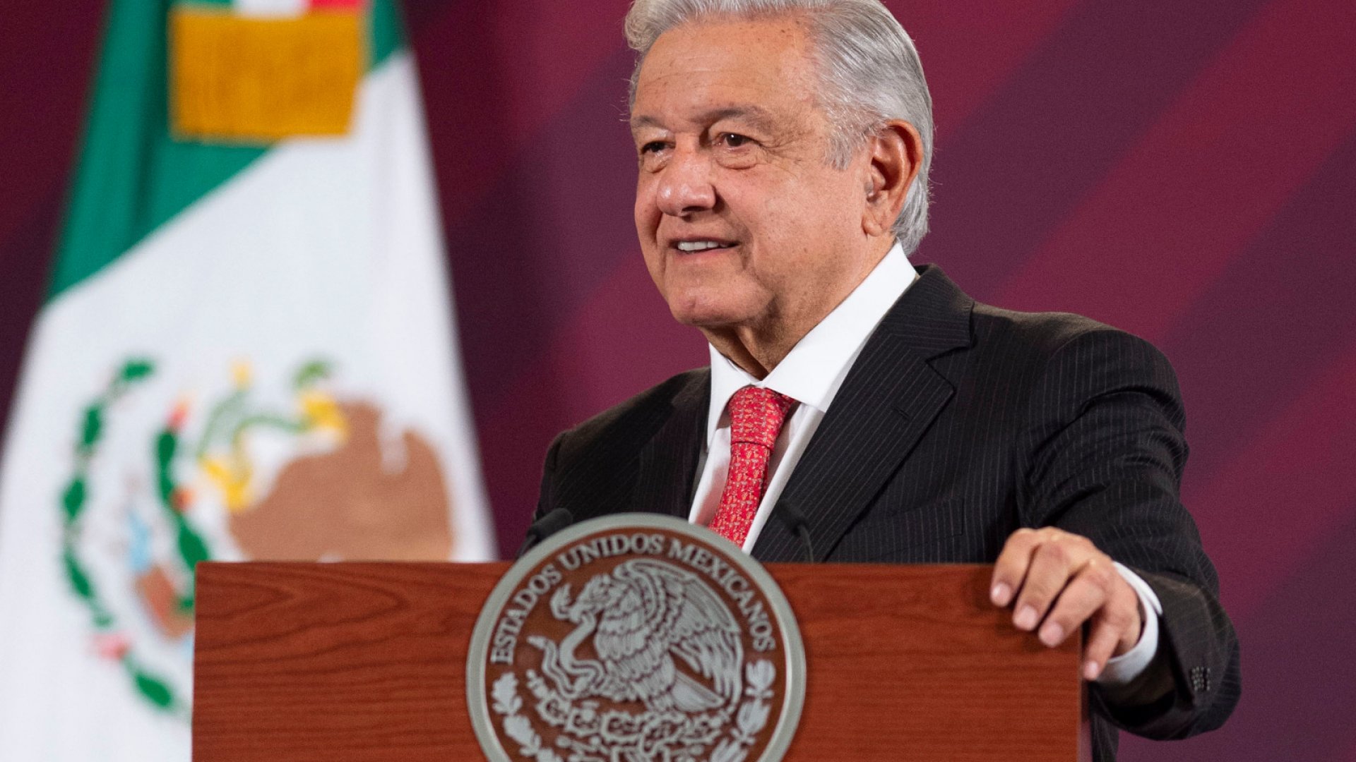 AMLO justifica condecoración a Cienfuegos y lo exime de estar involucrado en caso Ayotzinapa