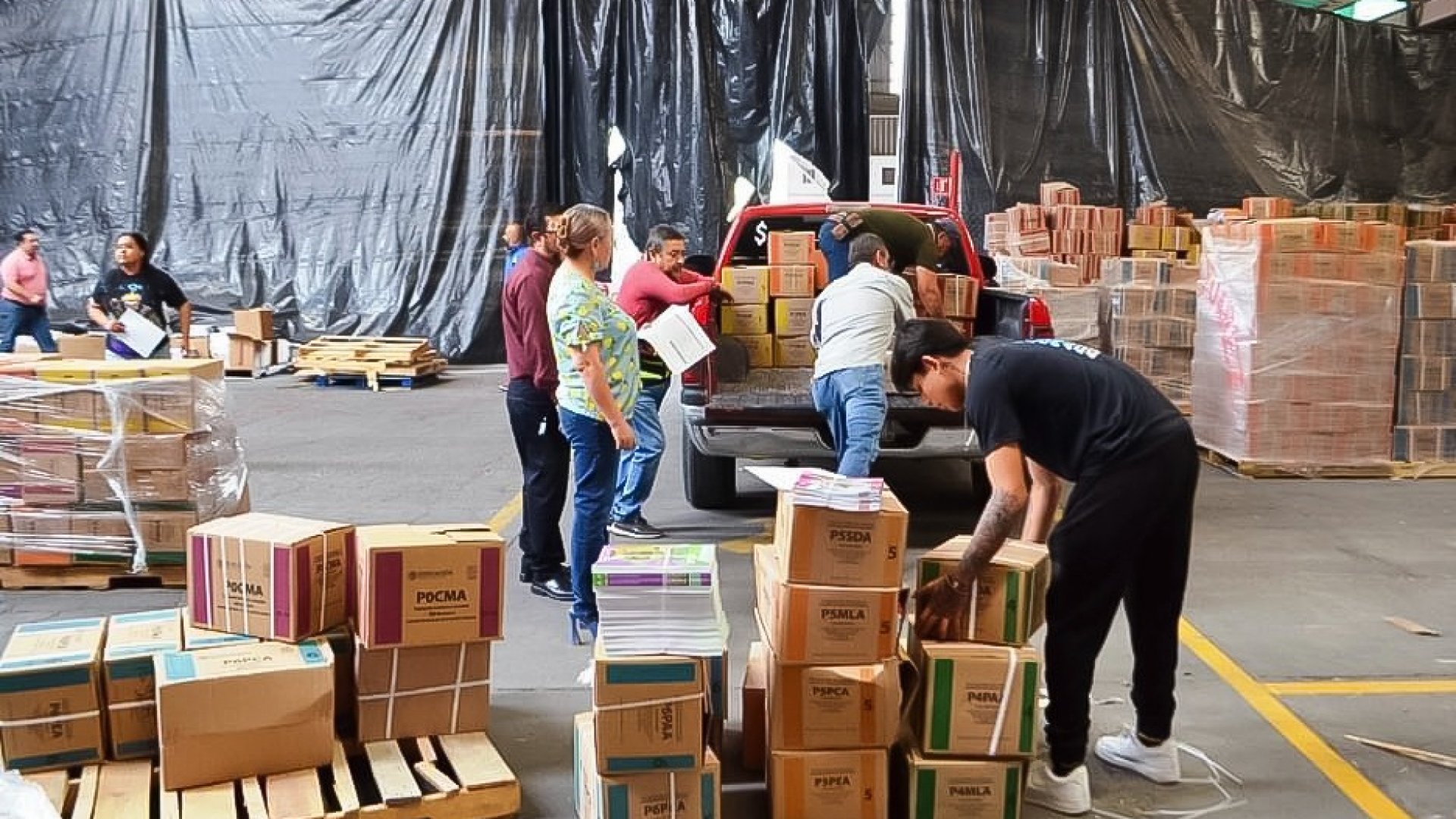Maestros ‘asaltan’ almacén con libros de texto en Chihuahua