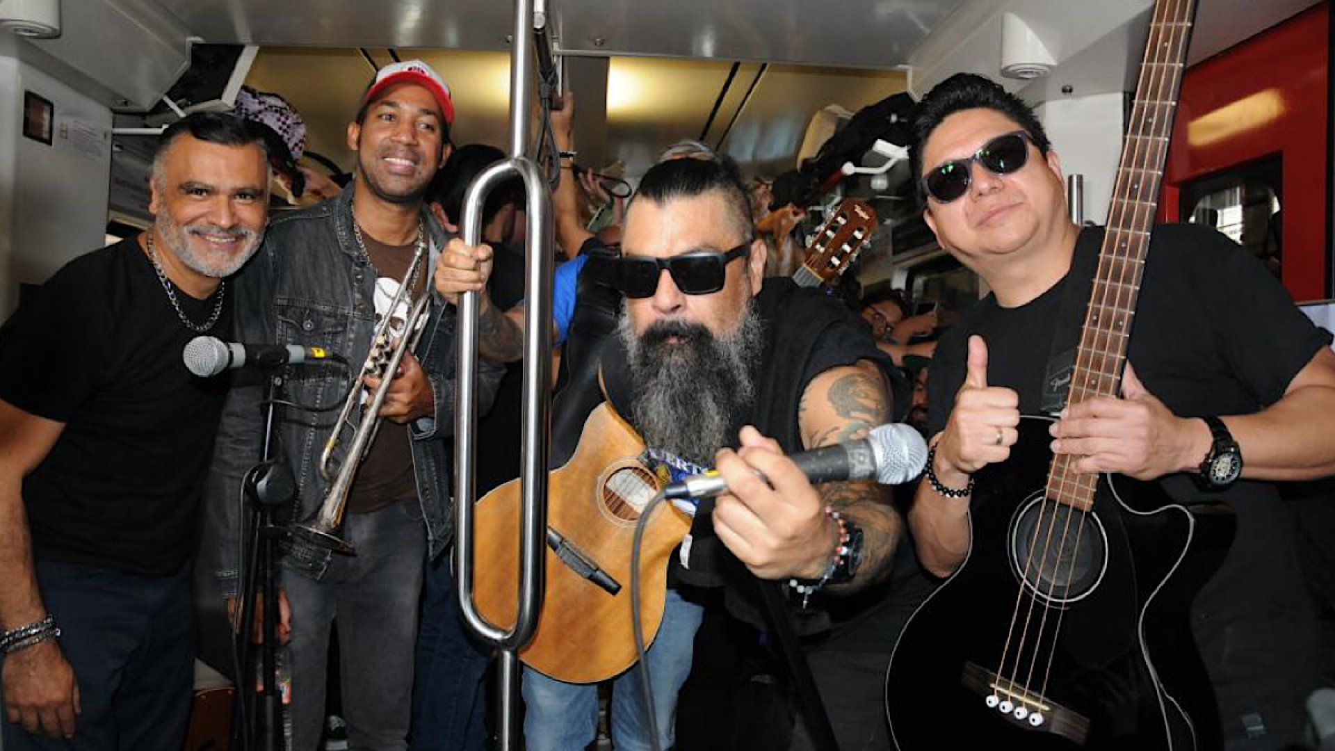 ‘Fugaz’ presentación de Panteón Rococó en Tren Suburbano