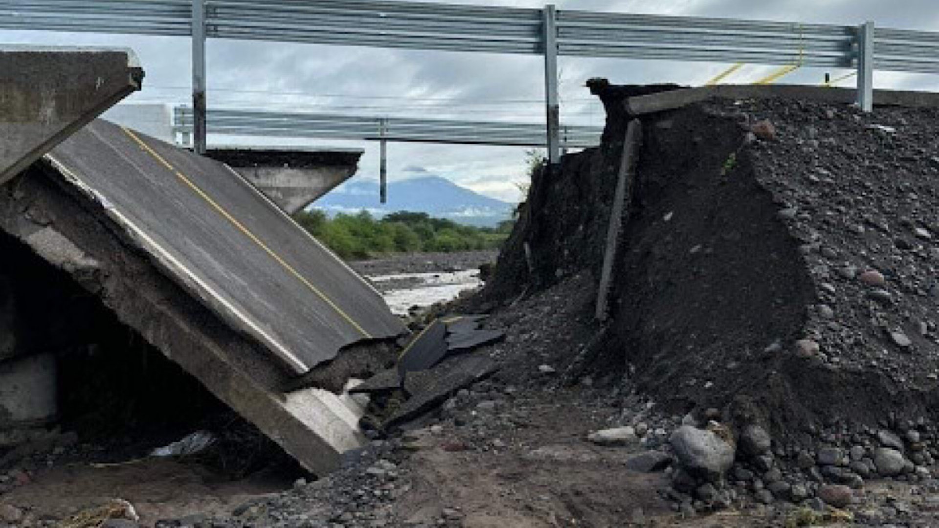 Se caen puentes en Colima, estuvieron en pie solo tres meses