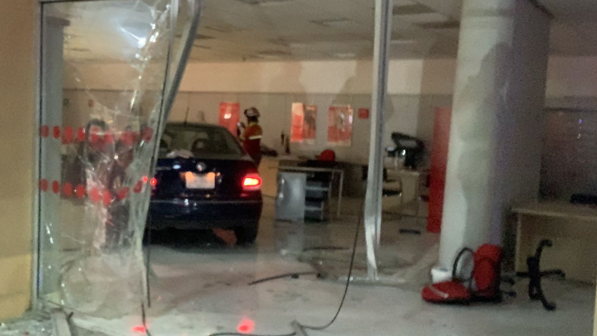 Atropella a dos y se mete a banco en Monterrey