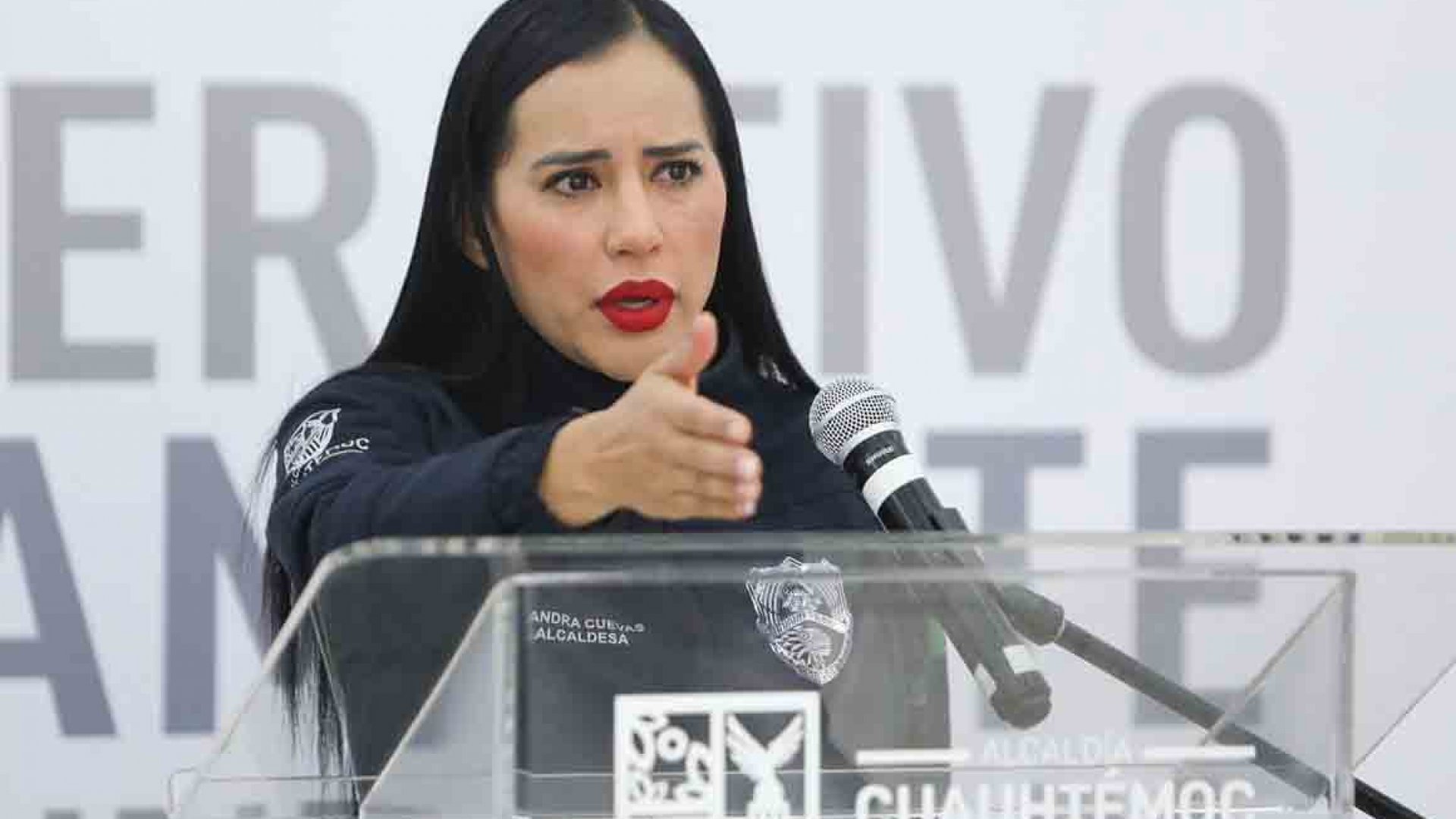 Ahora Sandra Cuevas se respalda con la oposición y arremete contra Morena