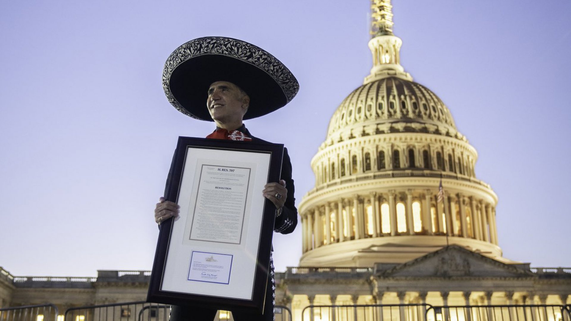 Honran a Alejandro Fernández en Capitolio