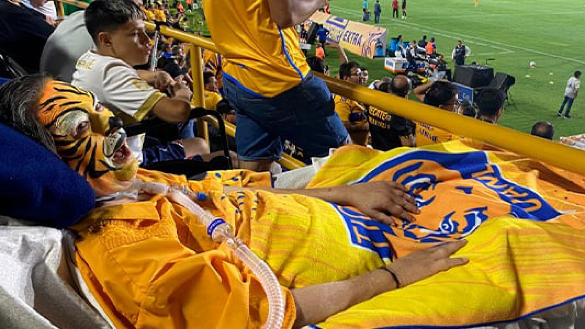 Asiste en cama paciente con esclerosis a partido de Tigres