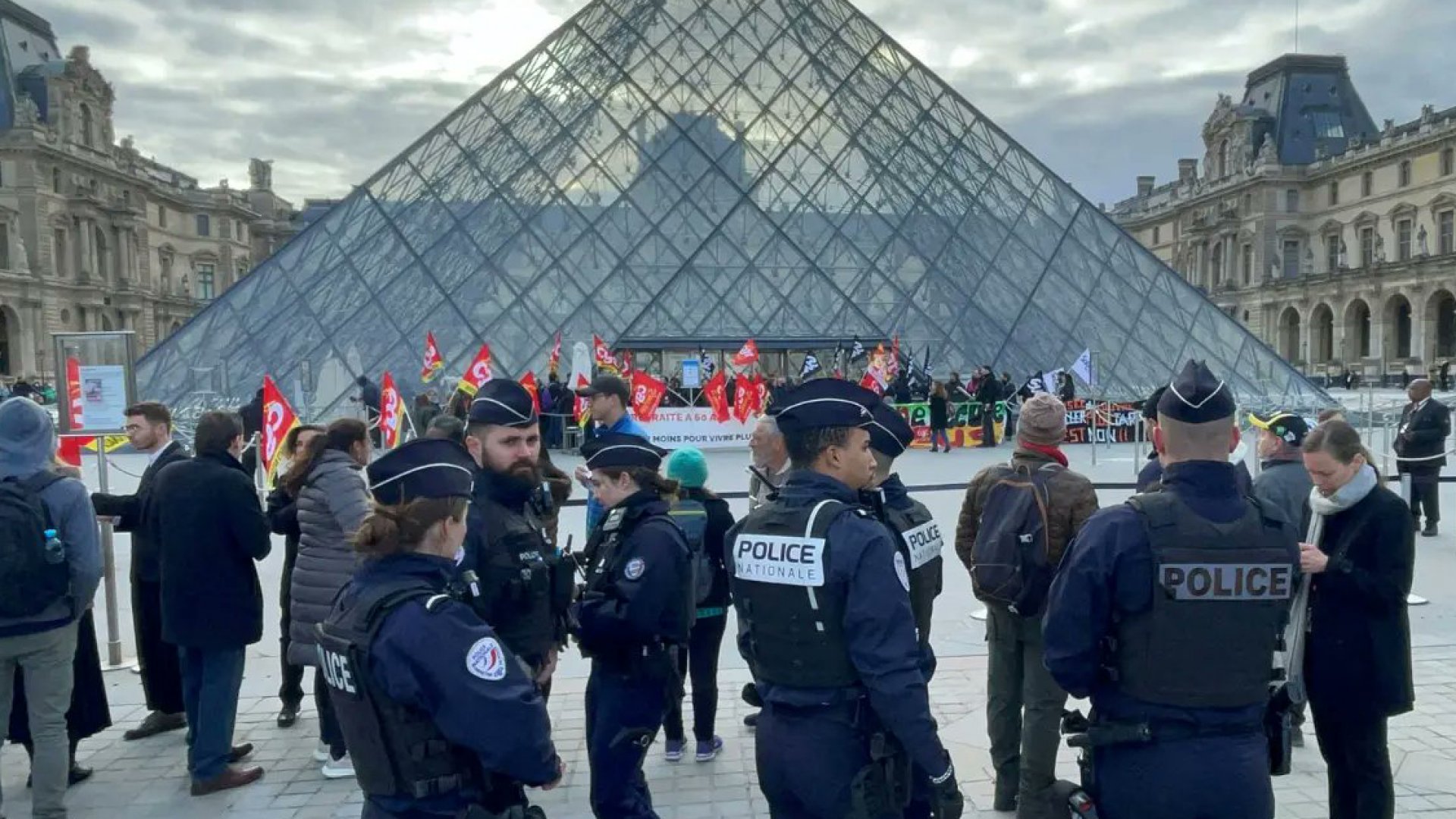 Evacuan Palacio de Versalles y cierran el Louvre por amenaza de bomba