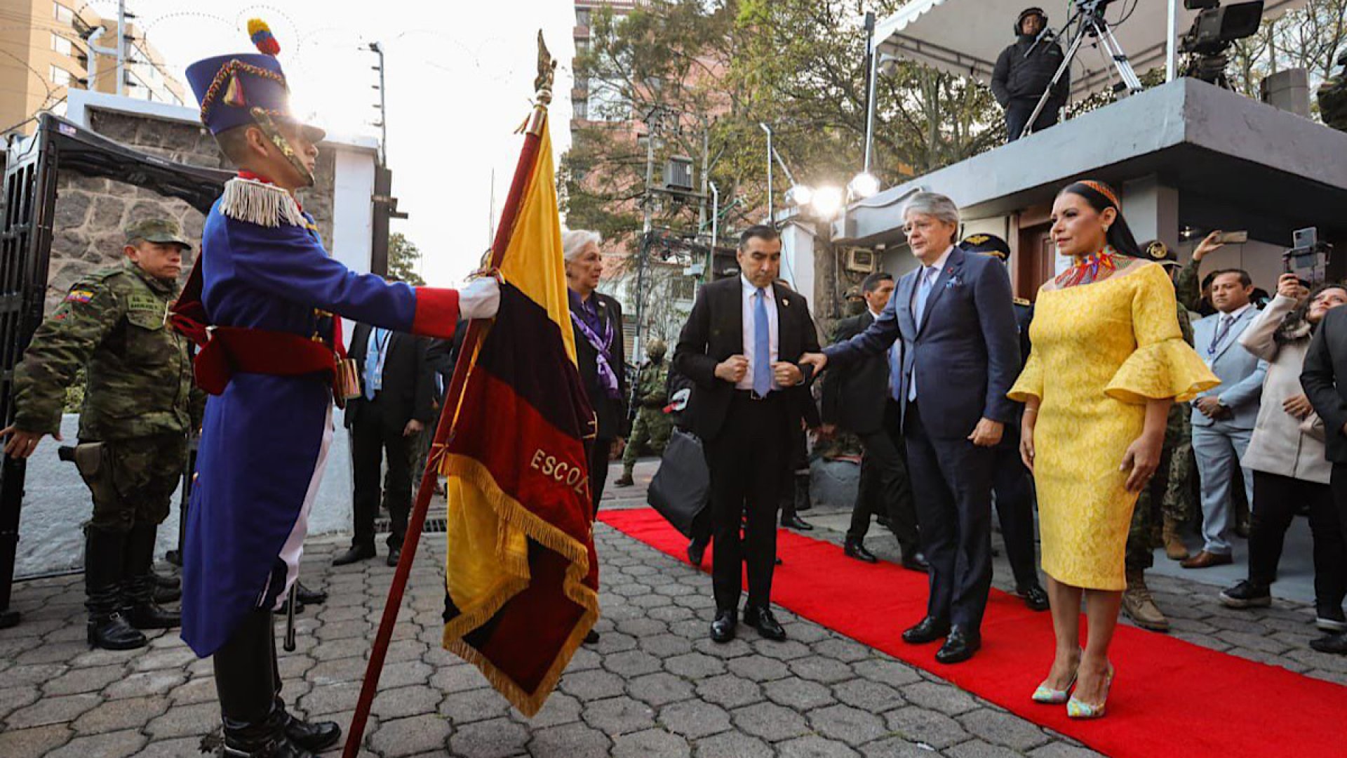 Comienza segunda vuelta para elegir presidente en Ecuador