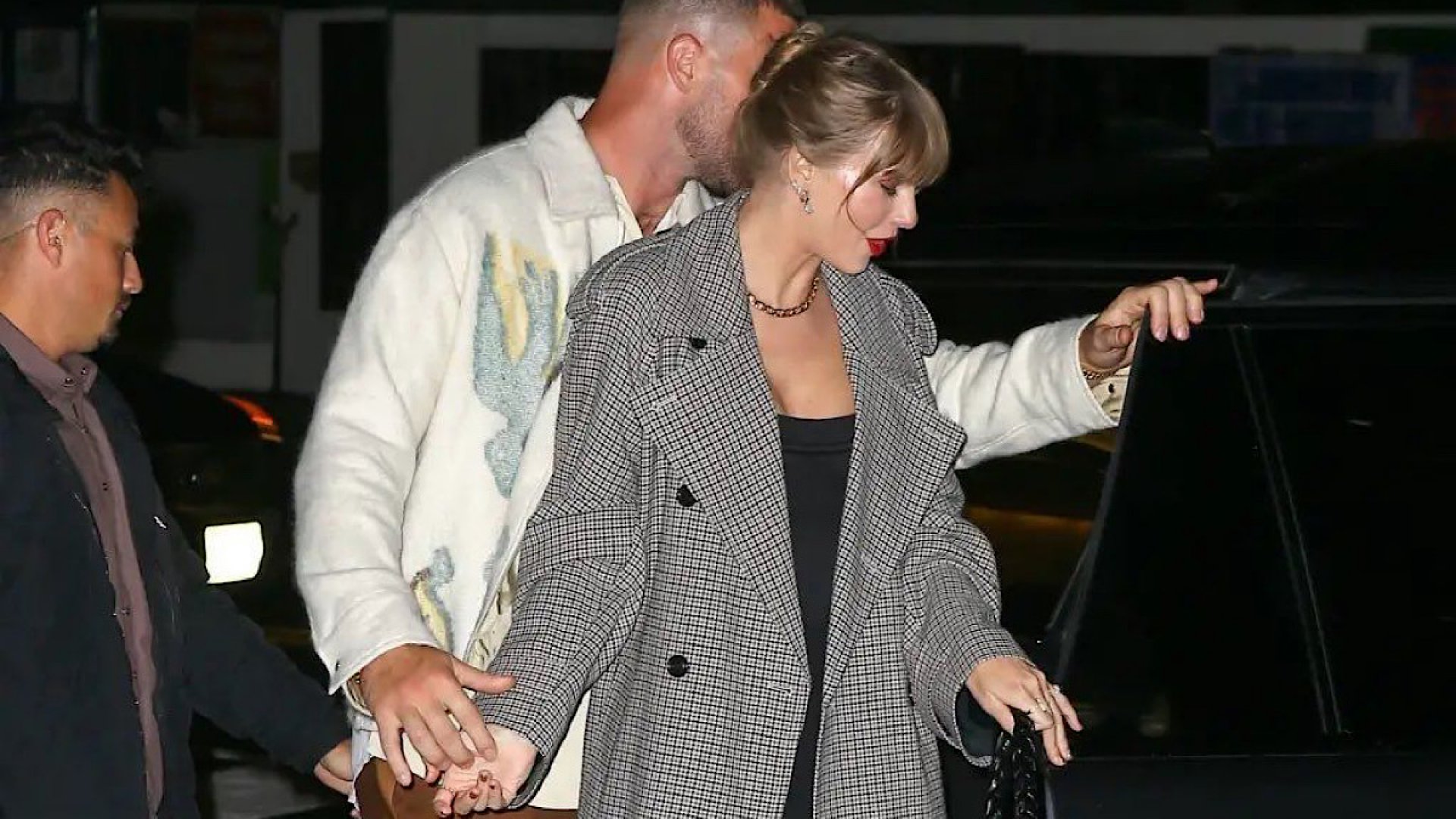 Taylor Swift y Travis Kelce hacen oficial su romance 