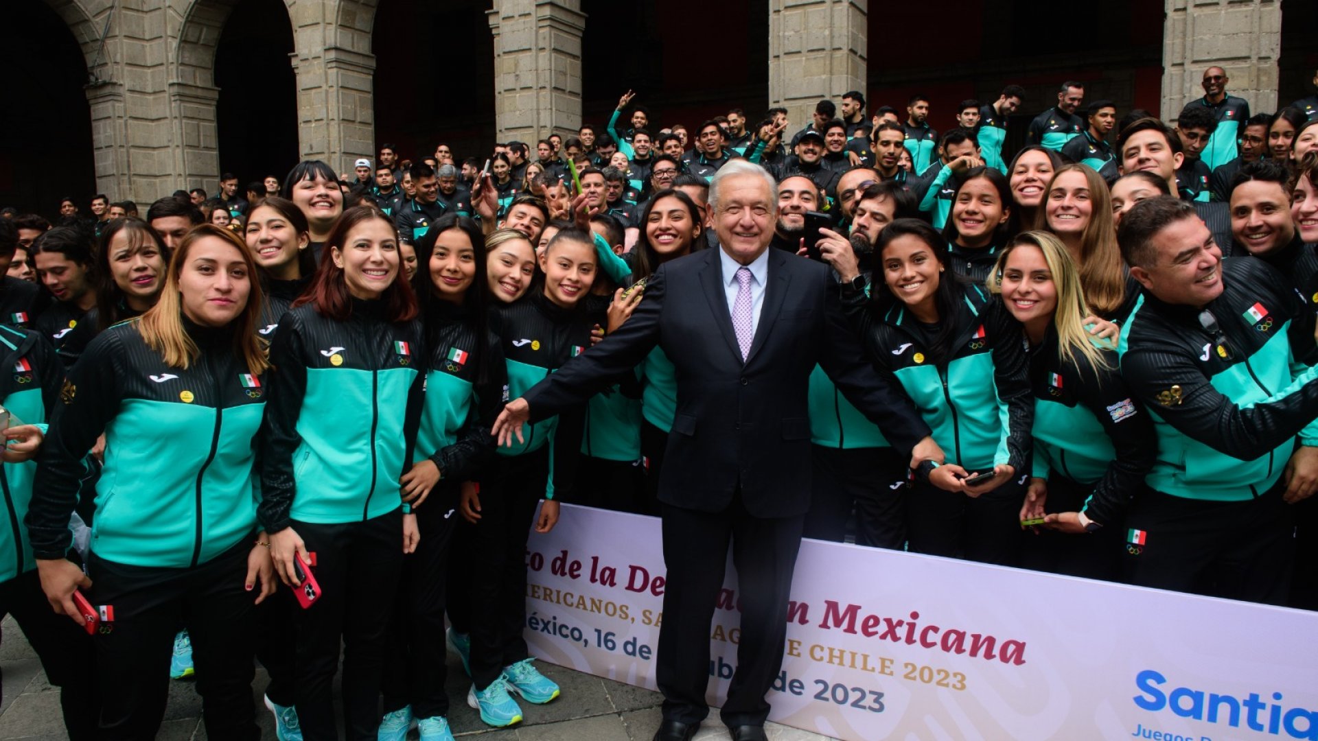 AMLO abandera a delegación de Juegos Panamericanos; ofrece premios con dinero decomisado al crimen organizado