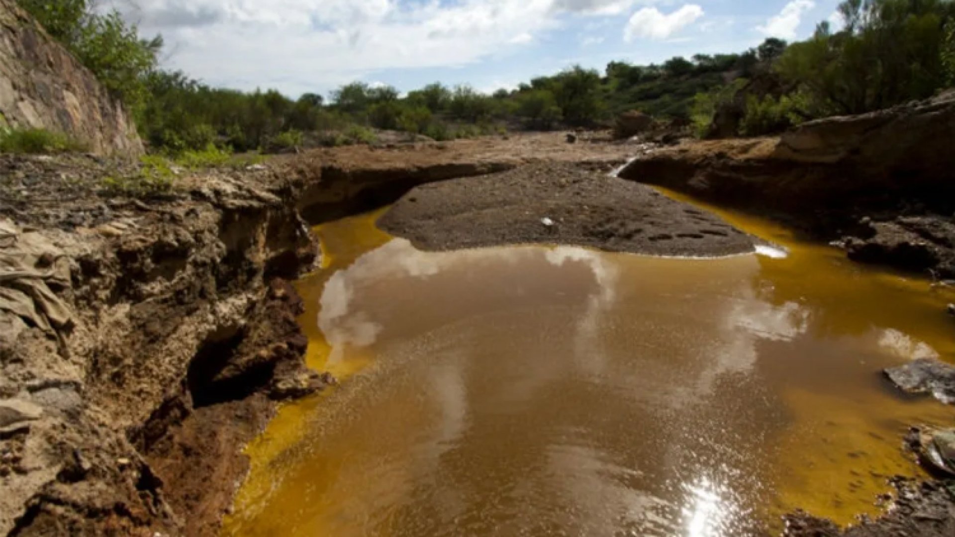 Grupo México busca diálogo con AMLO por contaminación de río Sonora