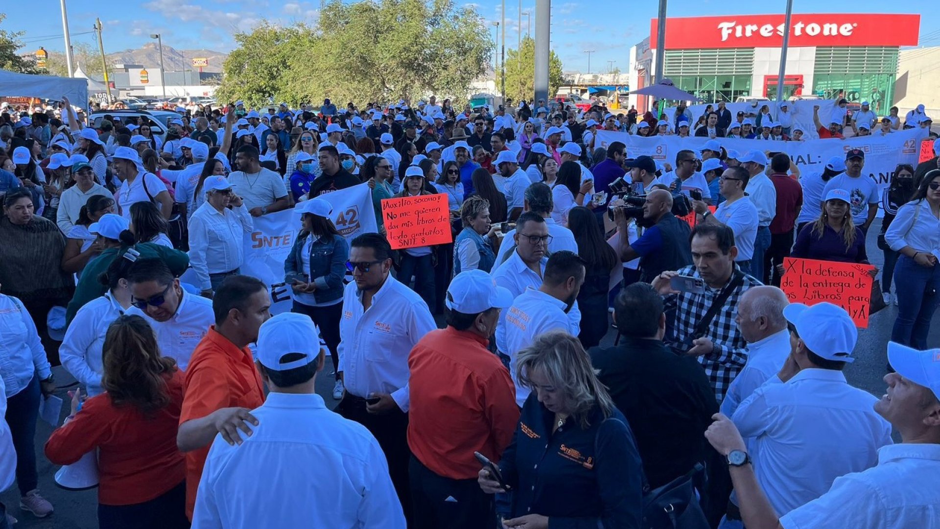 Padres desisten de amparos y SNTE termina con huelga