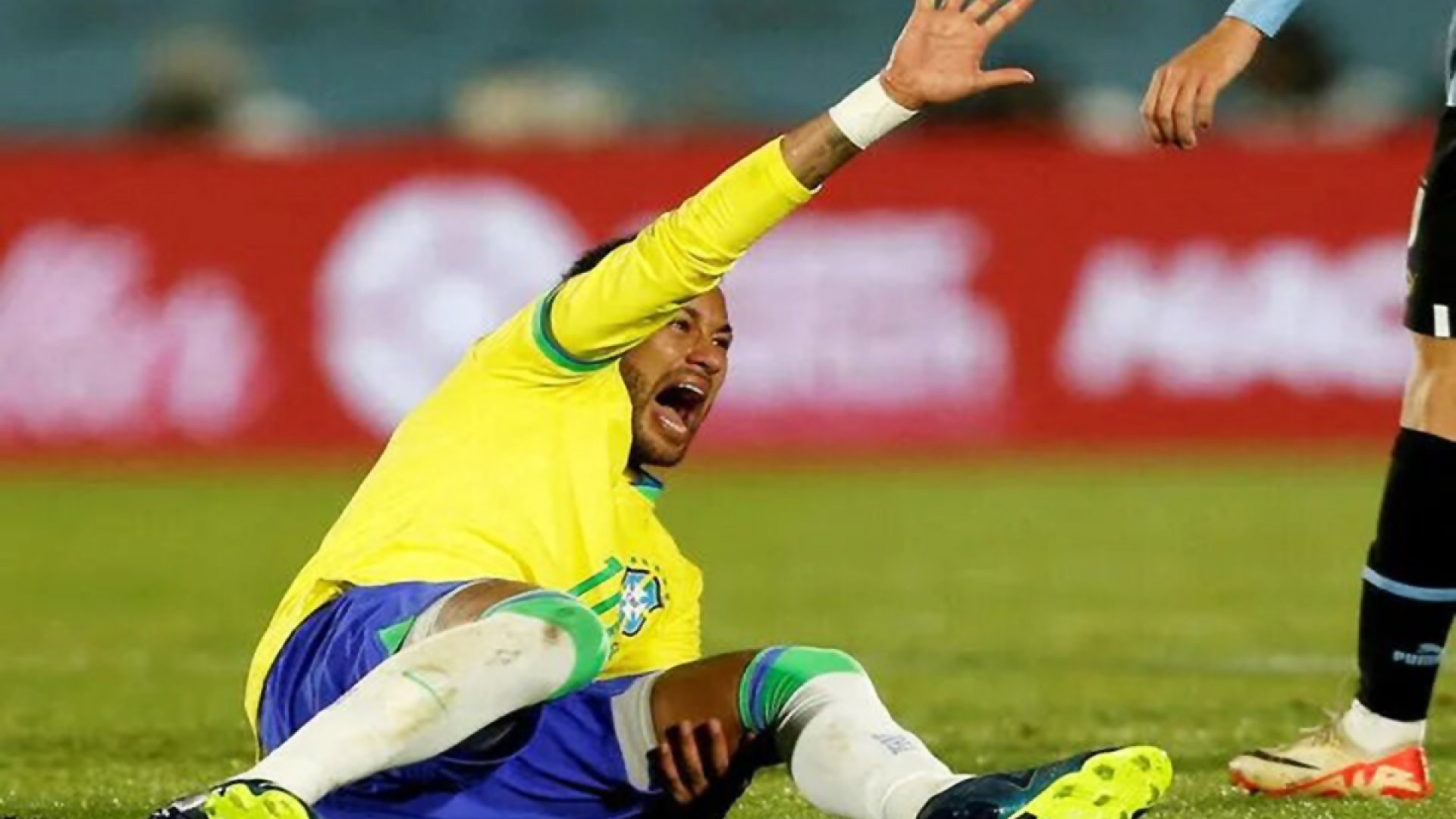 Neymar será sometido a una cirugía tras romperse el ligamento de la rodilla contra Uruguay.