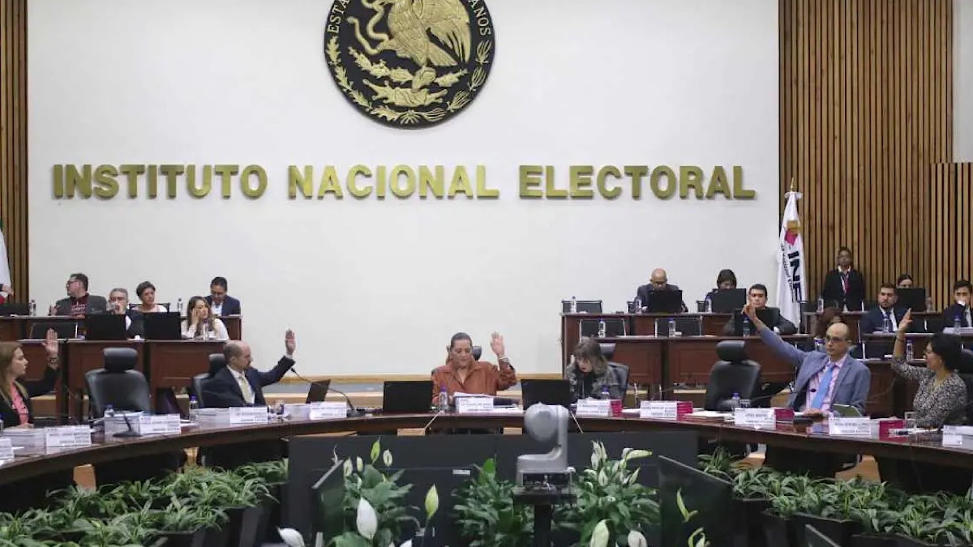 Se ‘confunden’ en el INE al votar y rechazan proyecto para que haya cinco candidatas