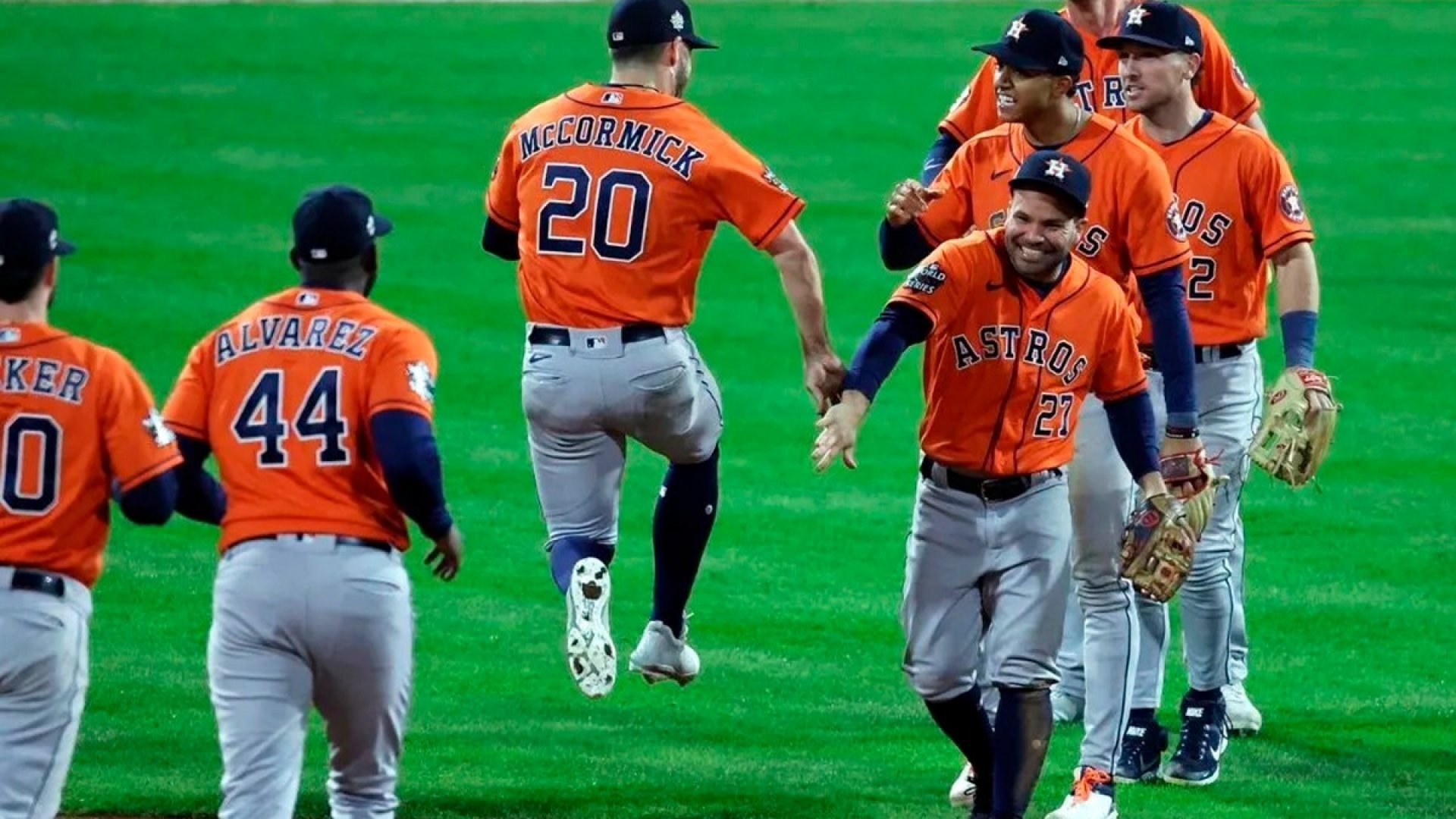 ¡Festín de batazos! Igualan Astros serie a los Rangers
