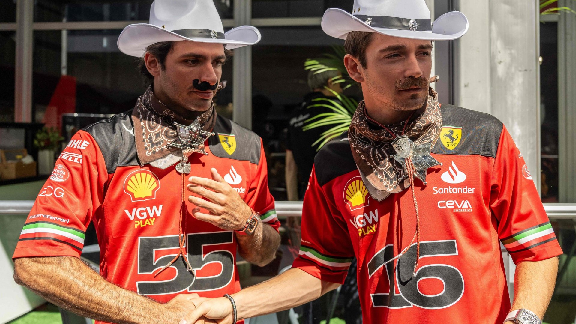 Leclerc y Sainz llegan muy bigotudos al Gran Premio de EU