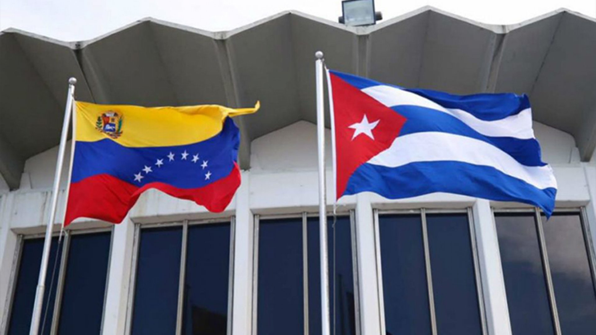 Achacan Venezuela y Cuba a EU aumento en flujo migratorio