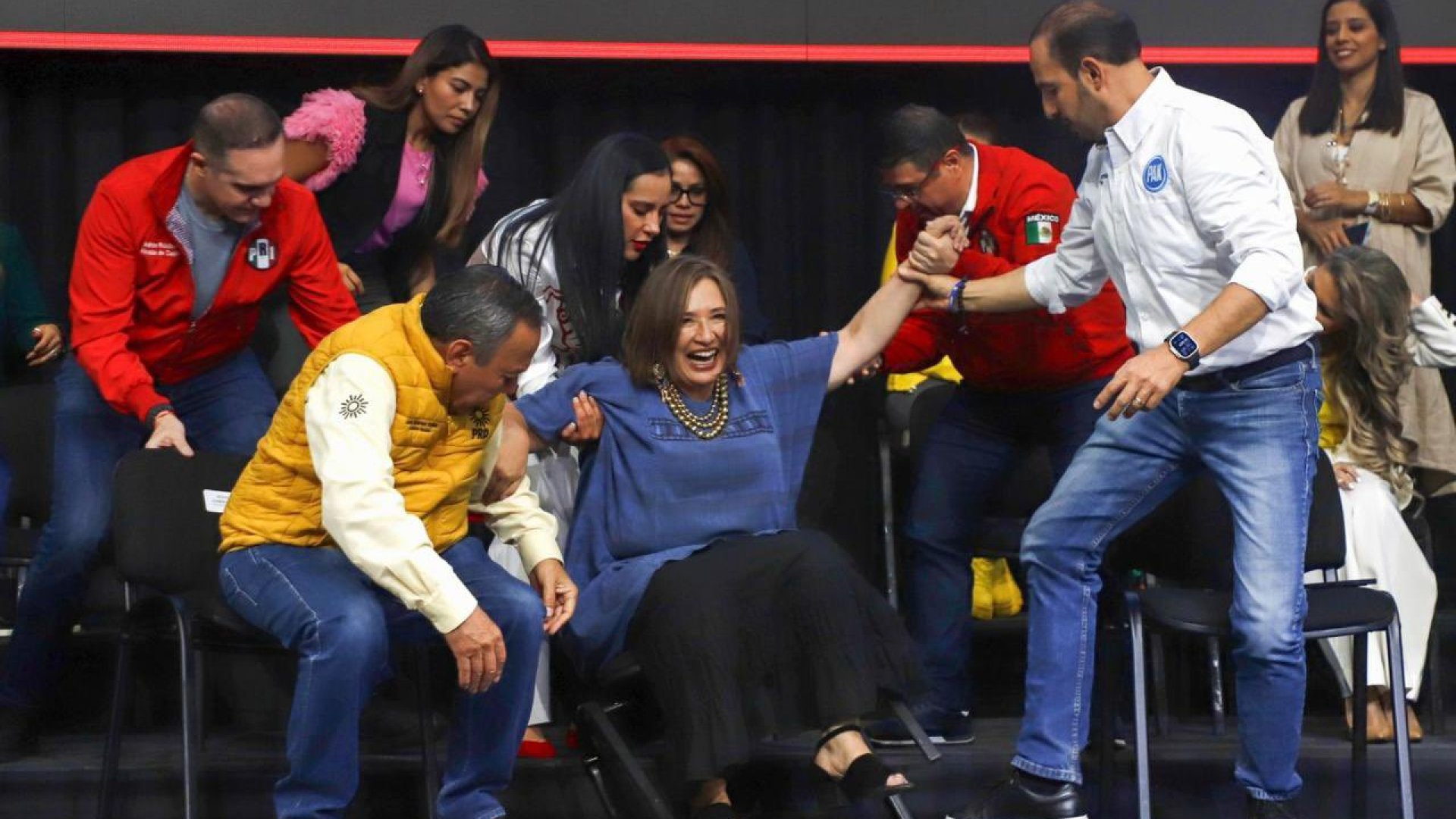 Xóchitl Gálvez se cae de una silla; ‘me quedó chica, vamos por la grande’, bromea