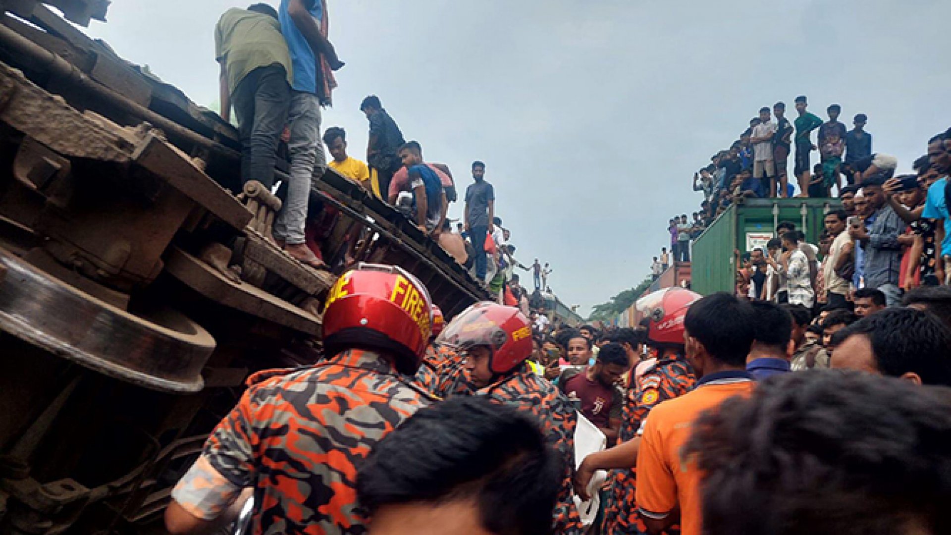 Elevan a 17 los muertos por choque de trenes en Bangladesh