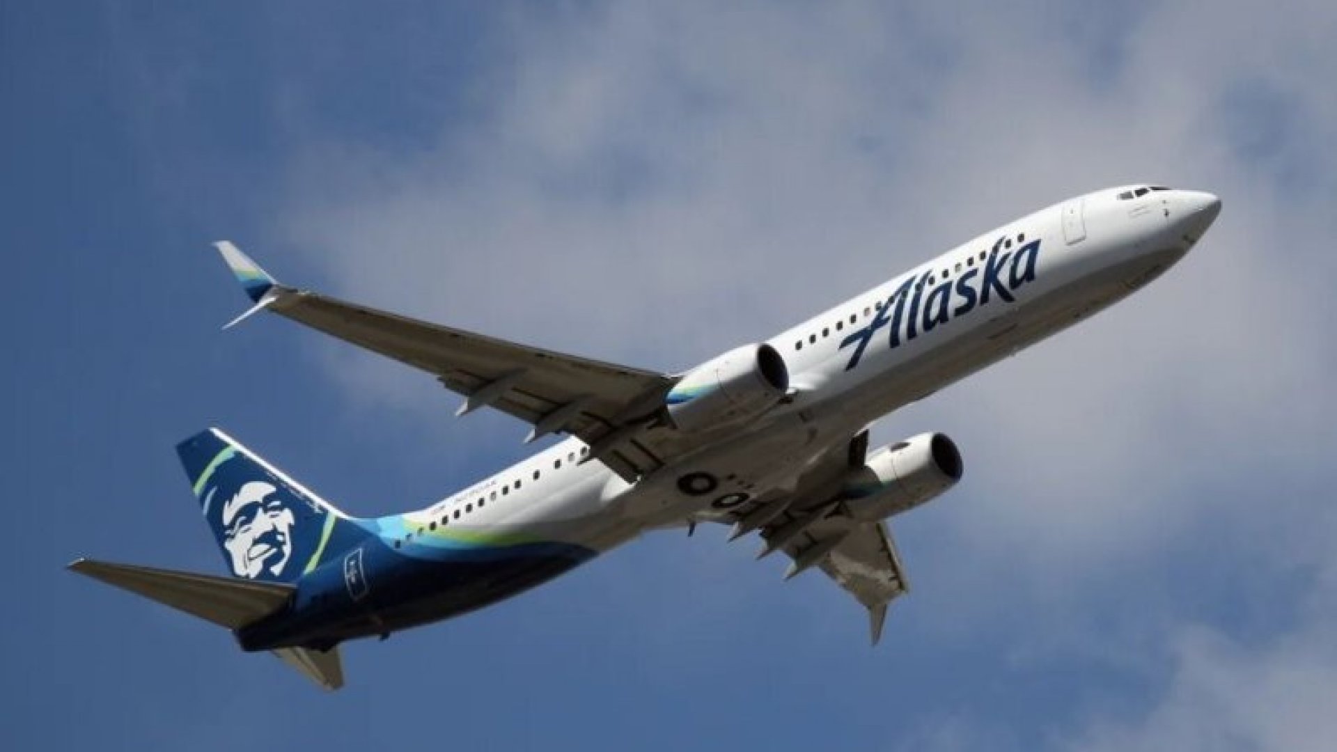 ¡Terror en el aire! Piloto de Alaska Airlines intenta apagar motores en pleno vuelo