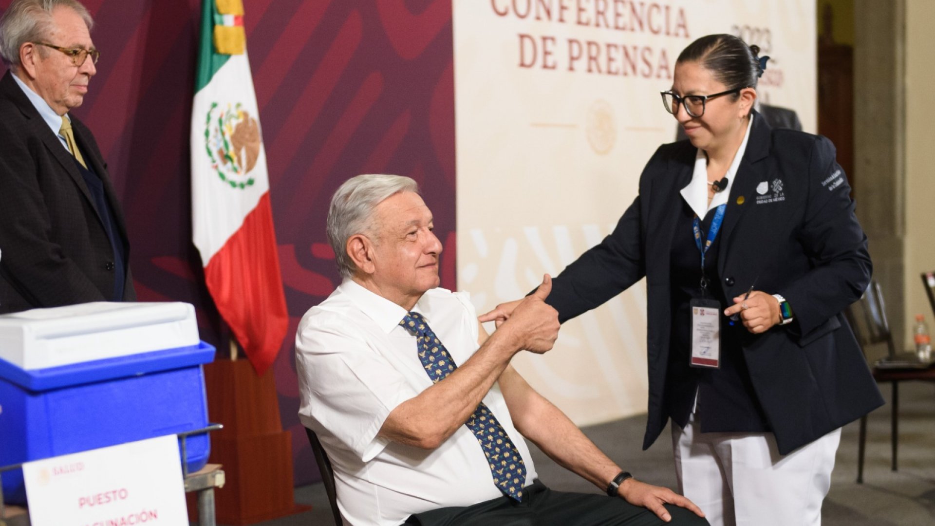 ‘Las vacunas son muy seguras’: AMLO se inmuniza contra influenza y COVID