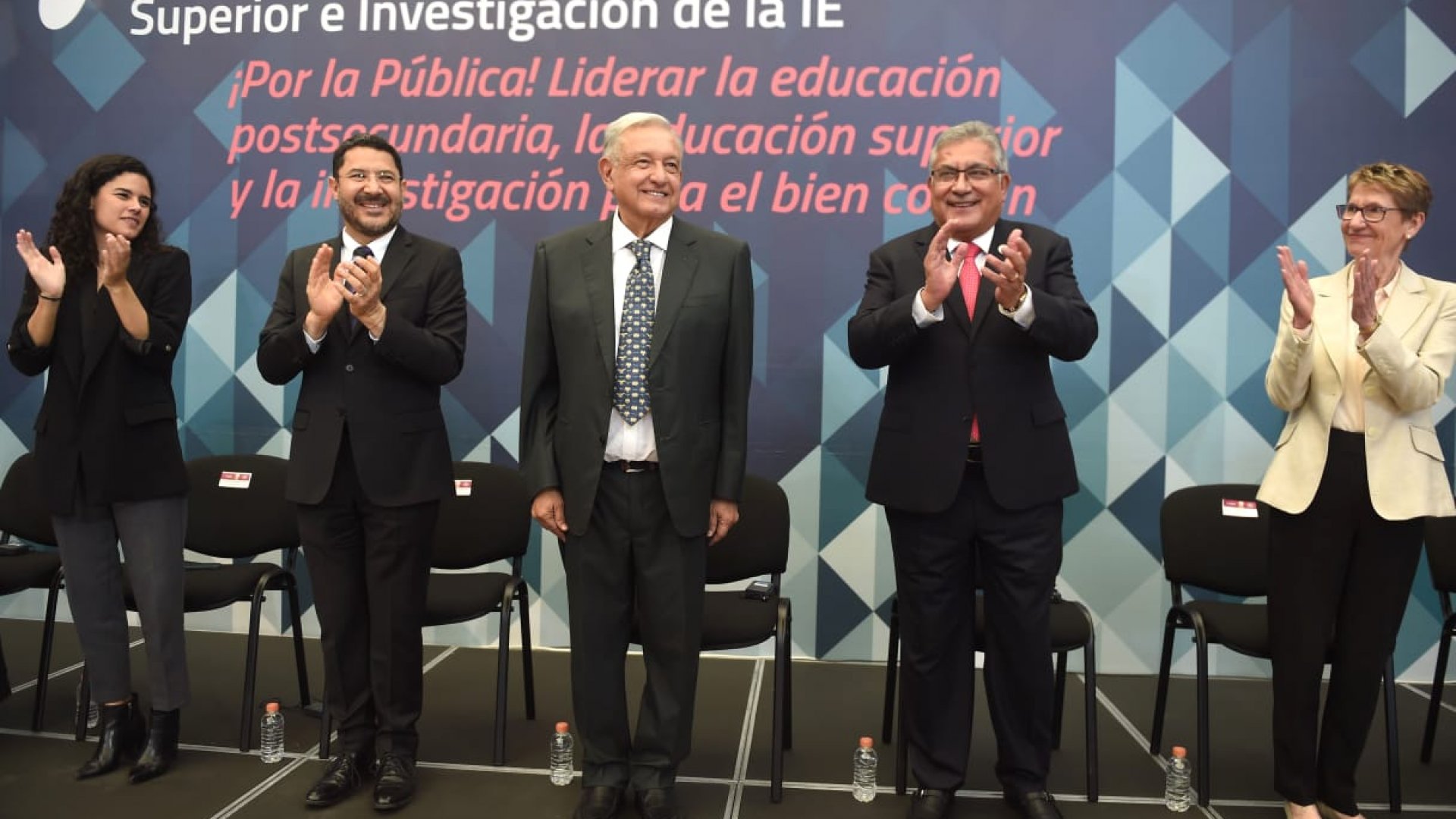 AMLO encarga contrarreforma para desprivatizar pensiones magisteriales a próximo gobierno 