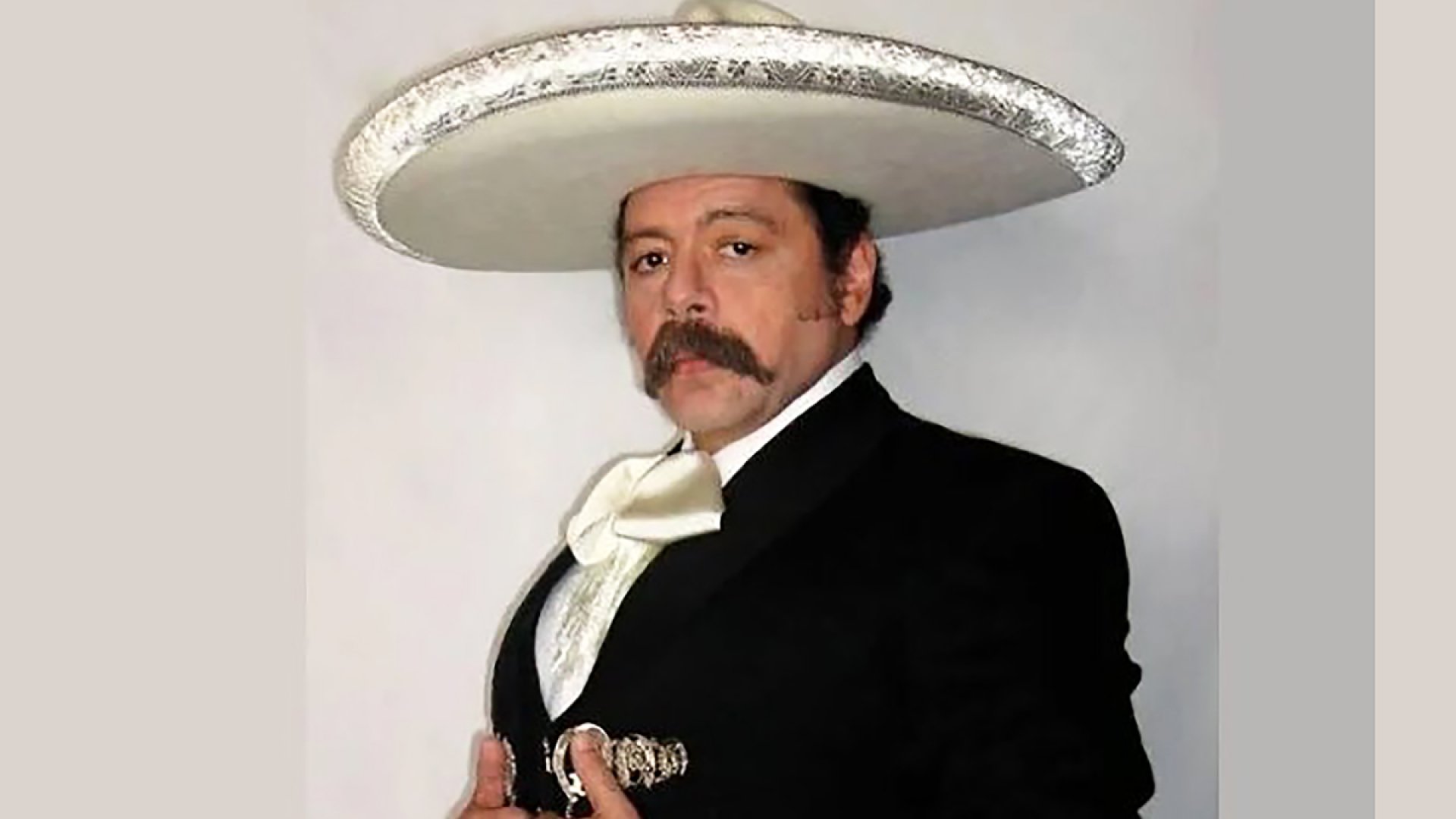 Muere el importante intérprete de la música vernácula y pintor mexicano Alberto Ángel ‘El Cuervo’