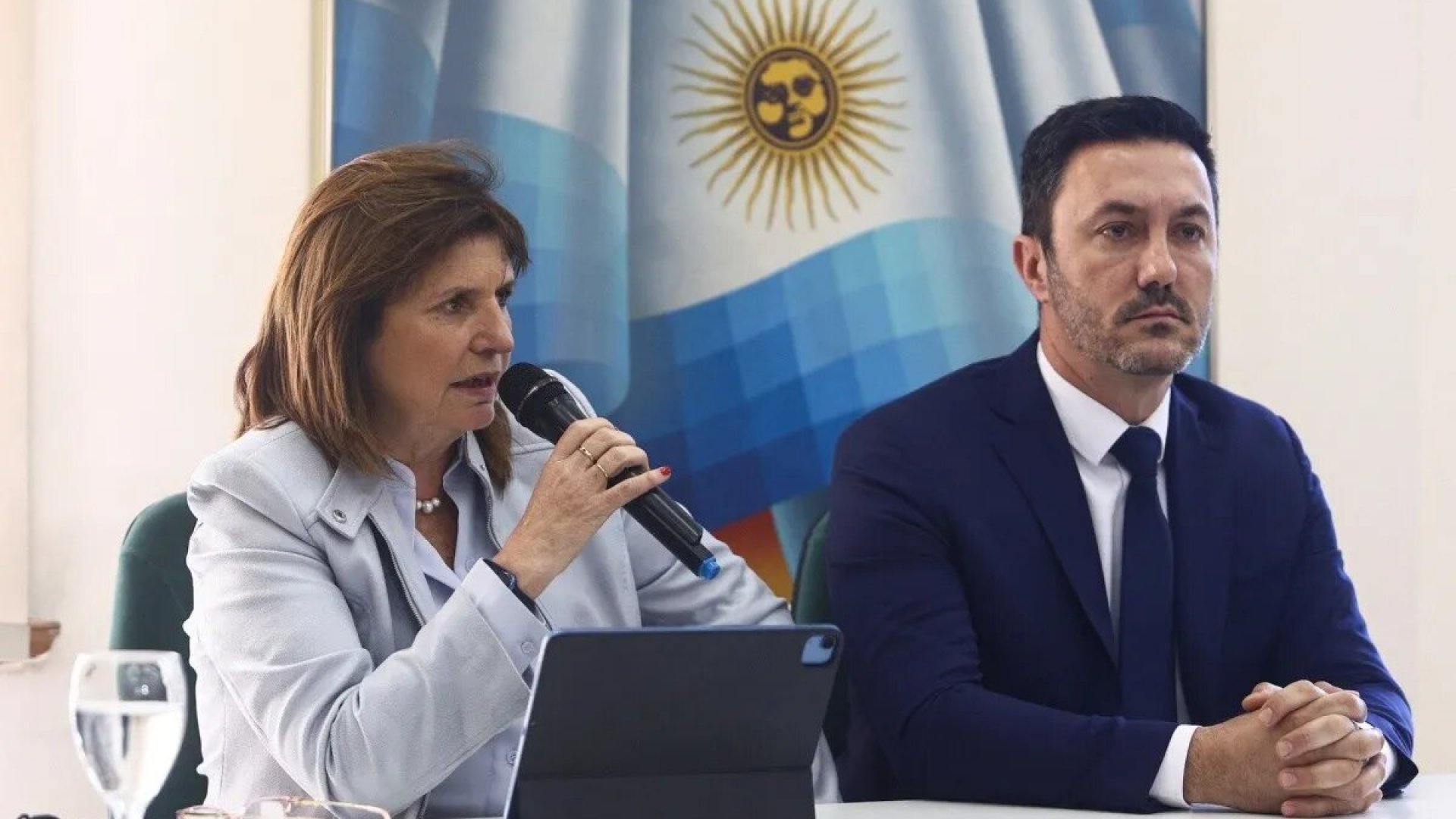 Patricia Bullrich pide a sus votantes apoyar al ultraderechista Javier Milei en segunda vuelta argentina