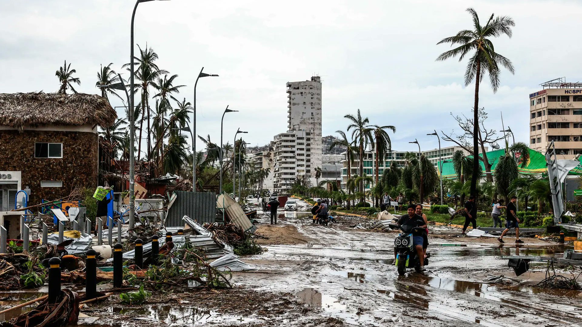 Aerolíneas buscan ‘sacar’ a los turistas atrapados en el devastado Acapulco