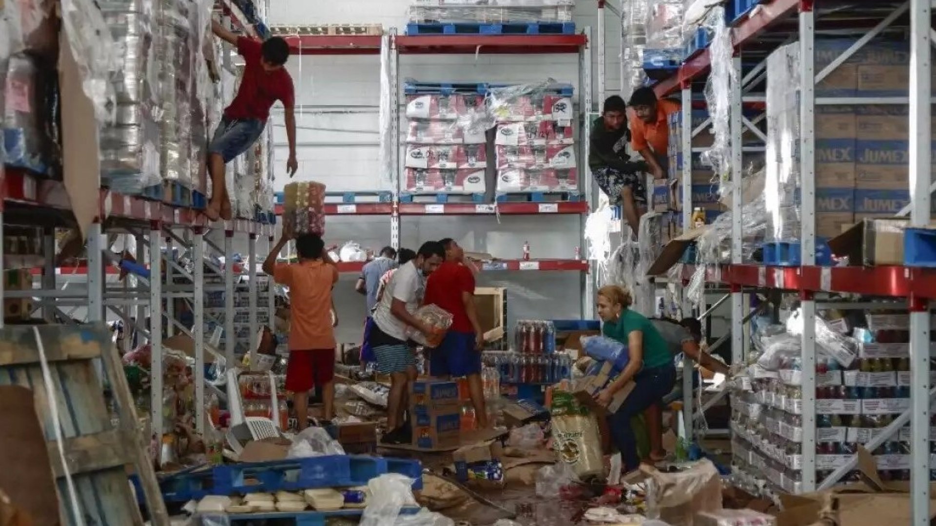 Vandalizan y saquean tiendas tras paso de Otis, en Acapulco, Guerrero