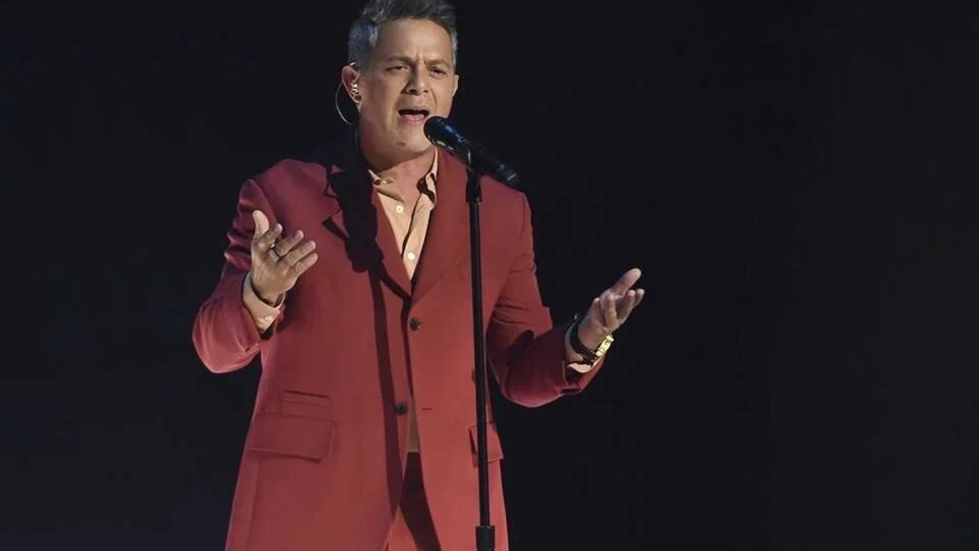 Justicia española busca a Alejandro Sanz; podría ir preso
