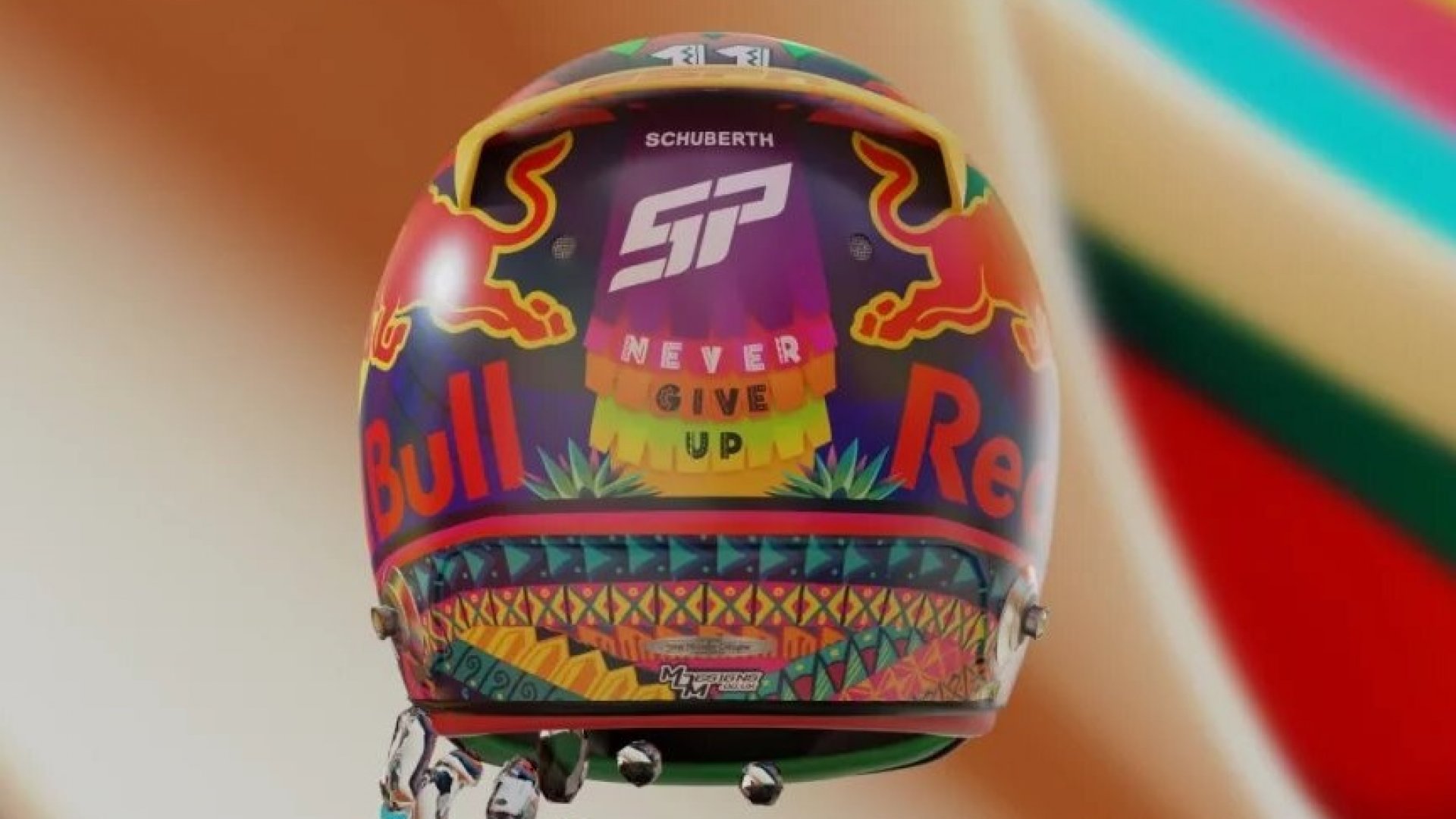 ¡México en la cabeza! Casco con el que correrá ‘Checo’ Pérez; lo diseñó un fan