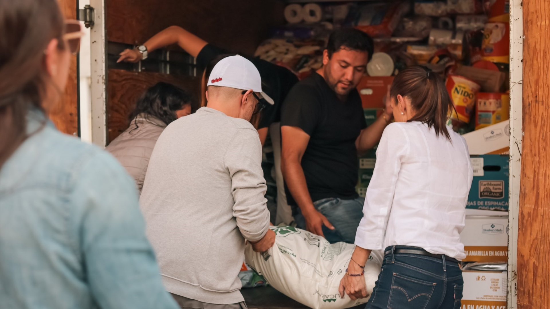 Llama Claudia a su equipo realizar acopio para damnificados por Otis