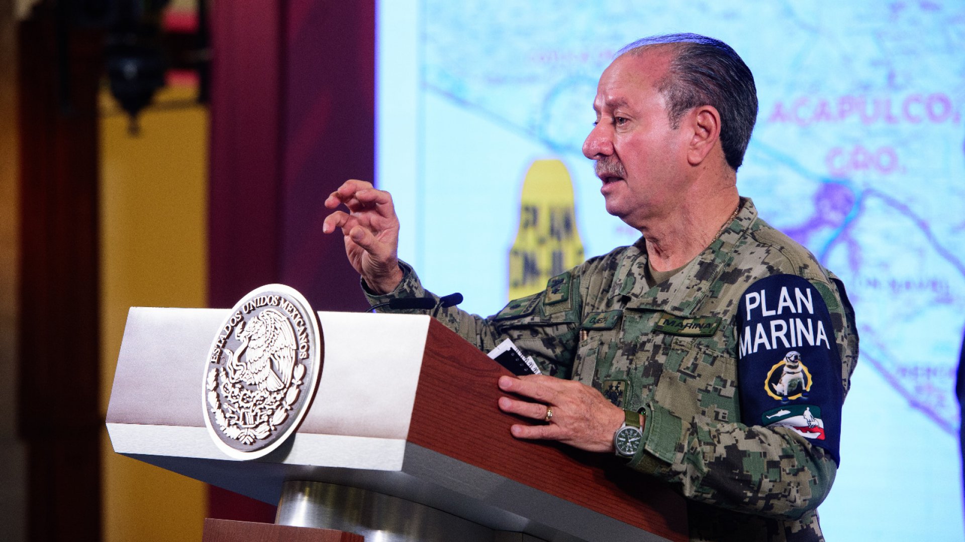 Evacúan a pobladores de Acapulco con aviones y camiones tras el paso de Otis
