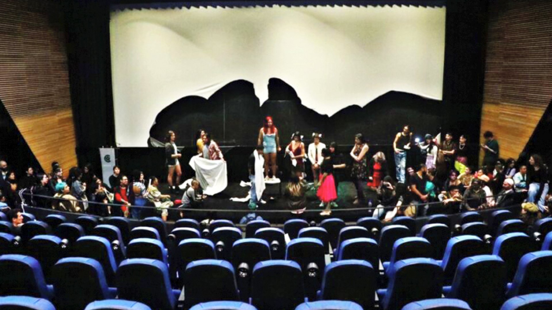 Mujeres trans protestan en la Cineteca Nacional durante Festival de Cine ‘Transfeminista’