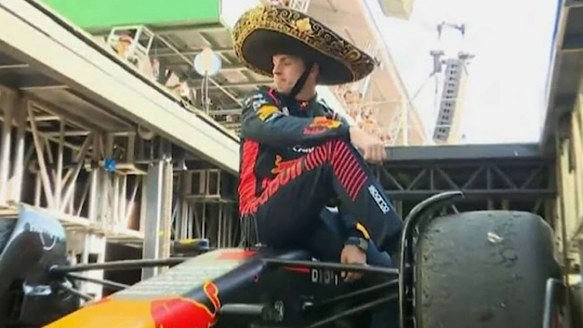 ¡Un charro neerlandés! ‘Mad’ Max Verstappen subió al podio del GP de México con todo y sombrero