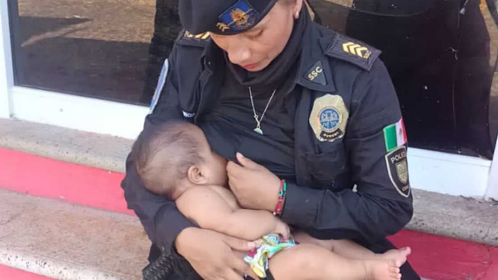 Policía amamanta a bebé que tenía un día sin recibir alimento en Acapulco