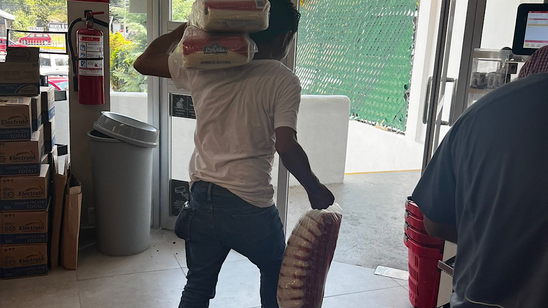 Juez ampara a particular para entrar a Guerrero y repartir ayuda humanitaria