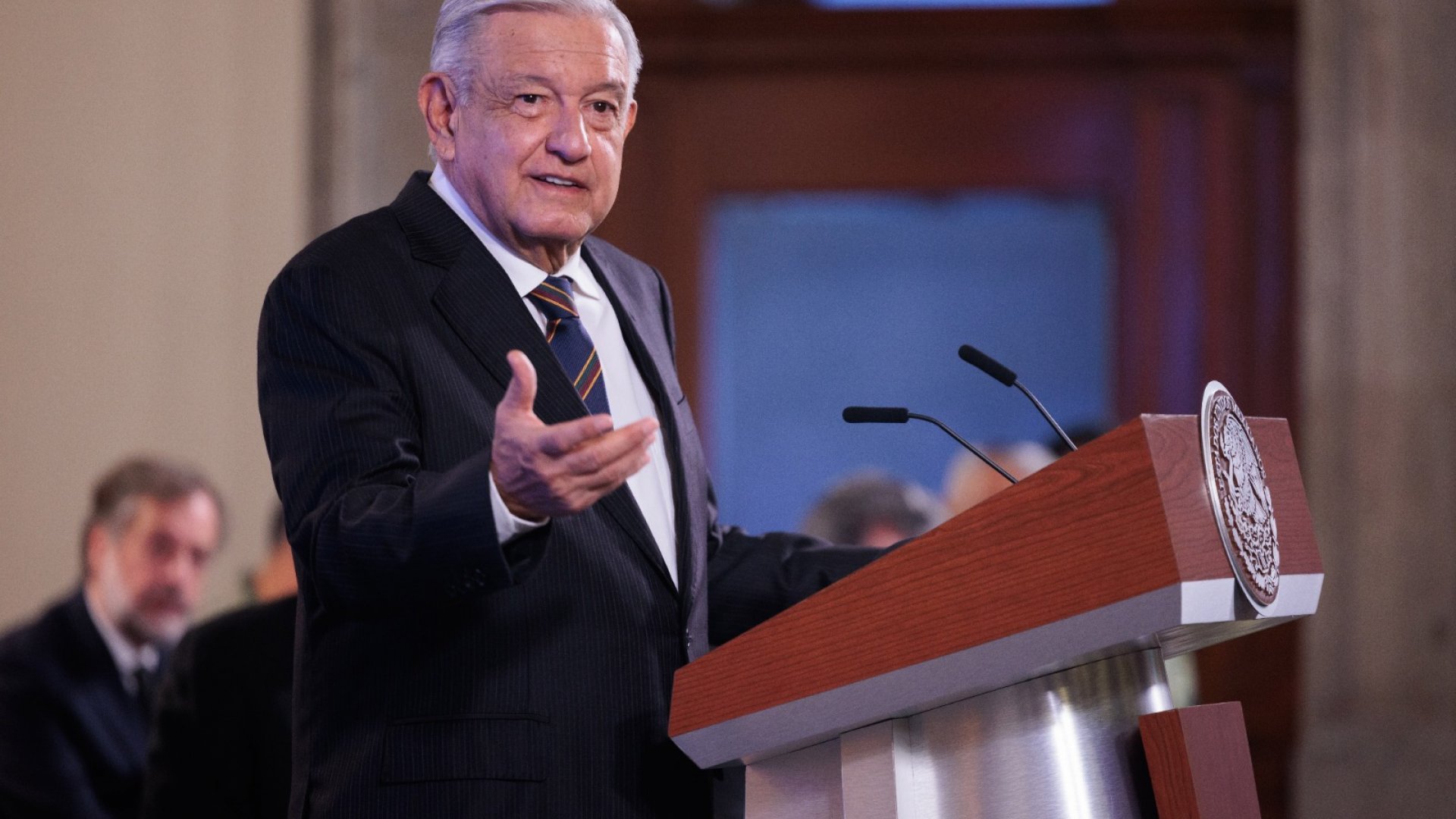 AMLO realiza segundo recorrido por Acapulco tras huracán Otis; cifra de fallecidos baja a 45