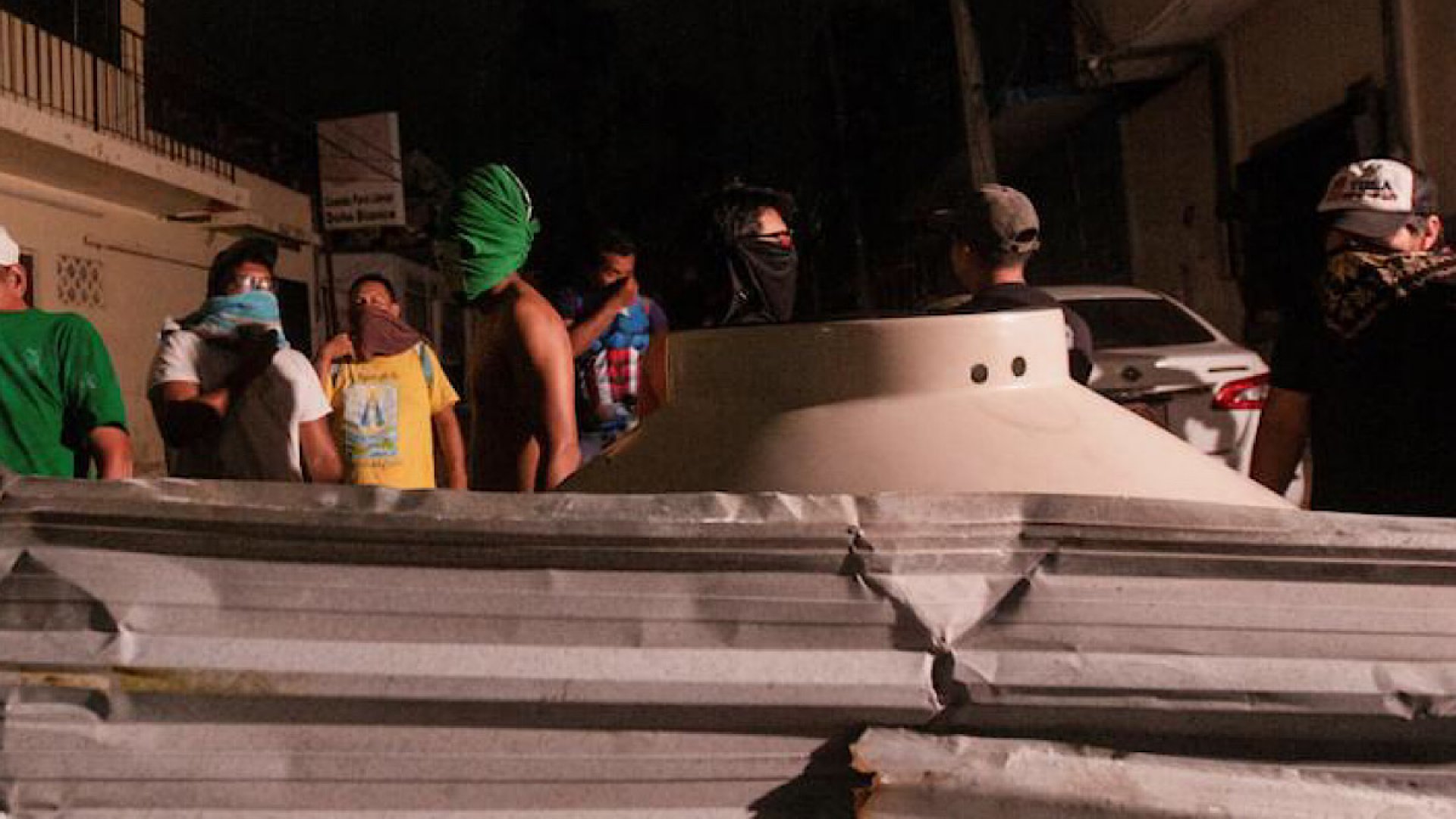 En Acapulco colocan barricadas y autodefensas para defender sus casas 
