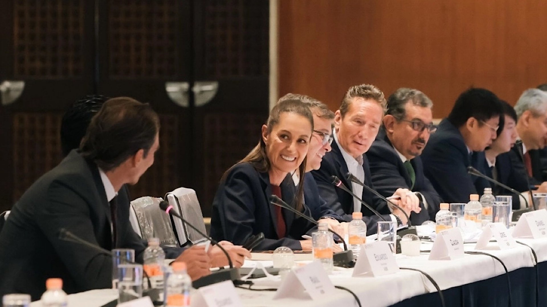 Claudia se reúne con representantes de la ABM