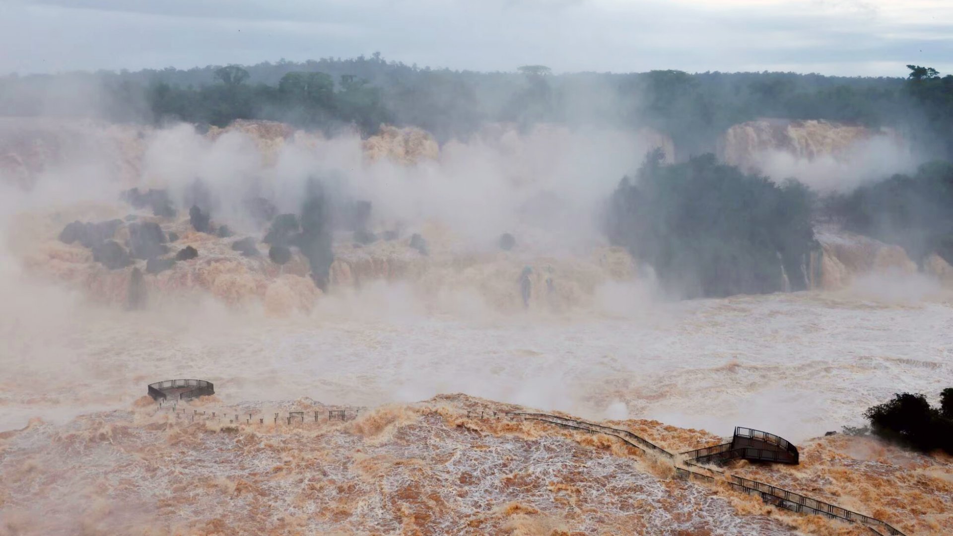 Las cataratas de Iguazú se desbordan ante el incremento desmedido de su caudal