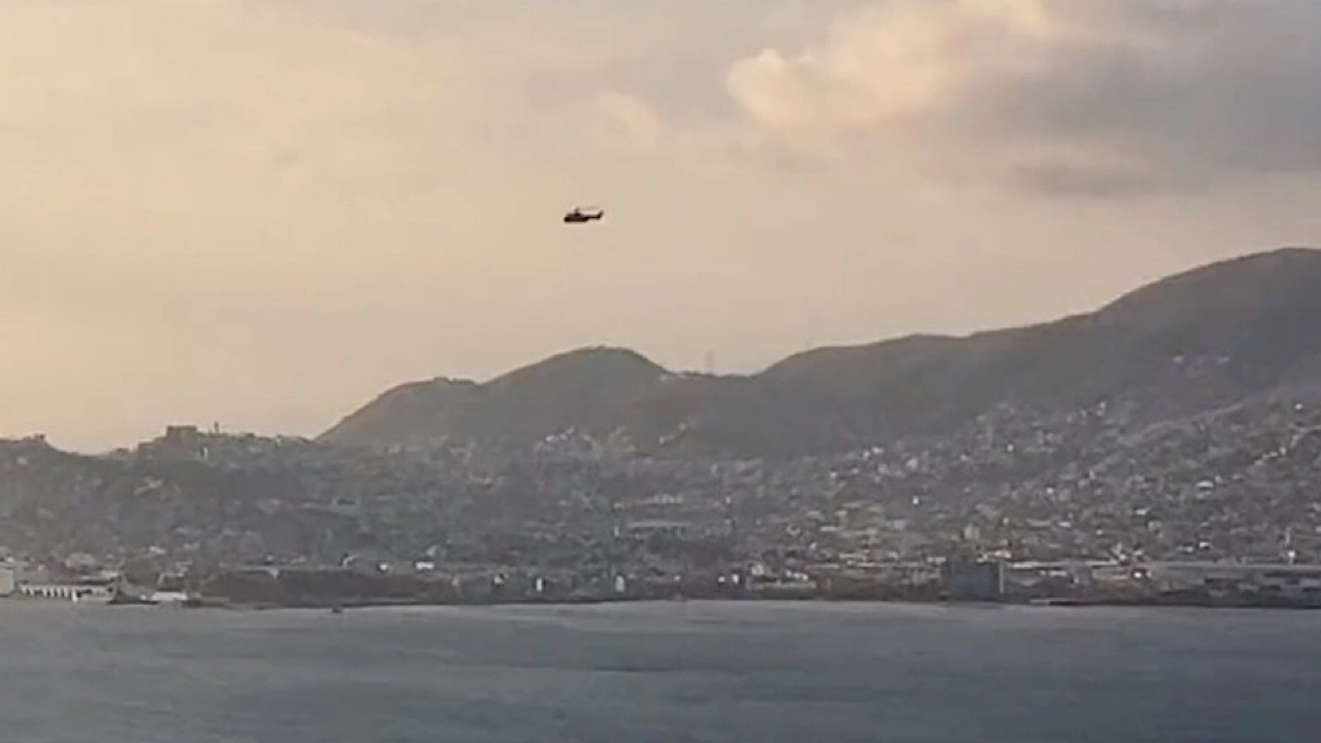Realiza AMLO vuelo de reconocimiento en zonas afectadas por ‘Otis’