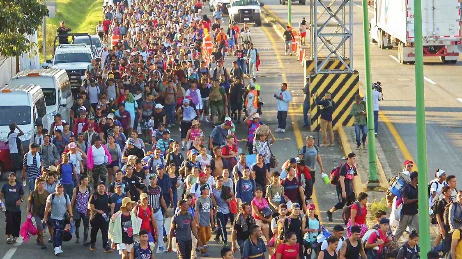 Caravana migrante aumenta a ocho mil personas en su segunda jornada
