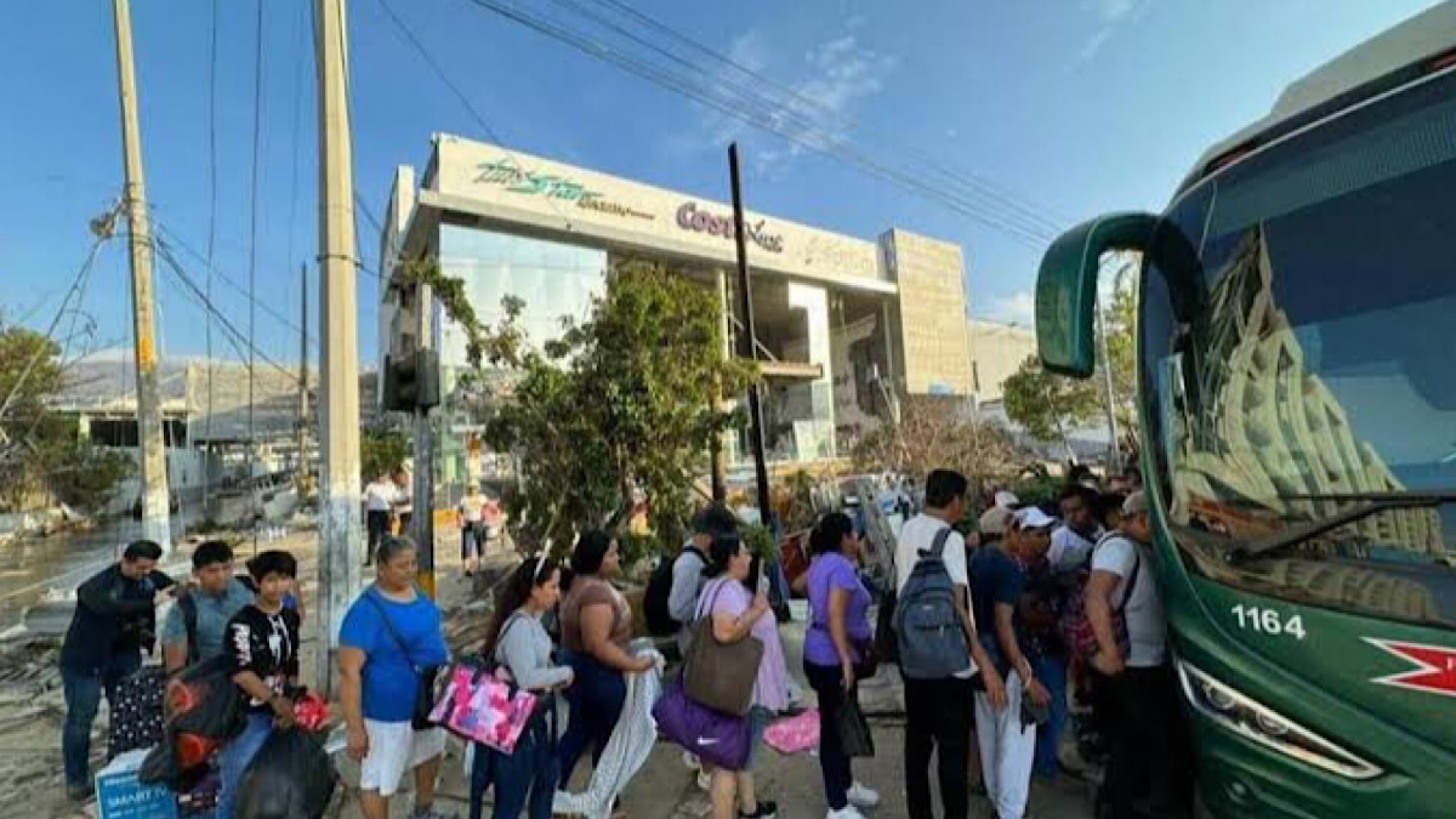 Desata huracán éxodo en puerto de Acapulco