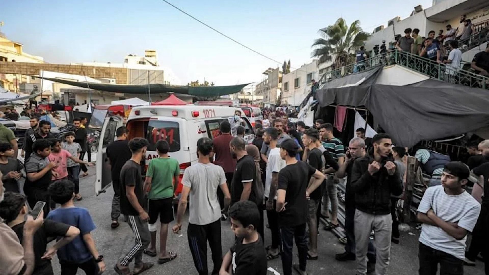 Acusan a Israel de atacar un convoy de ambulancias en Gaza