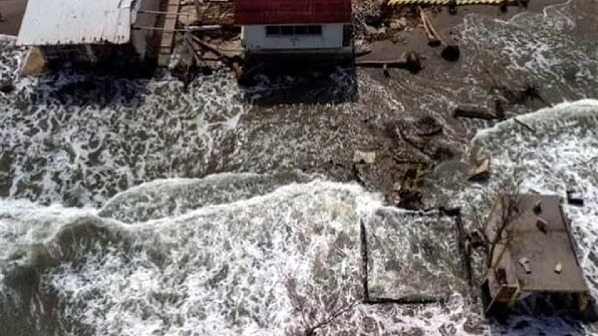 Arrasa mar con otras 35 casas en El Bosque, Tabasco