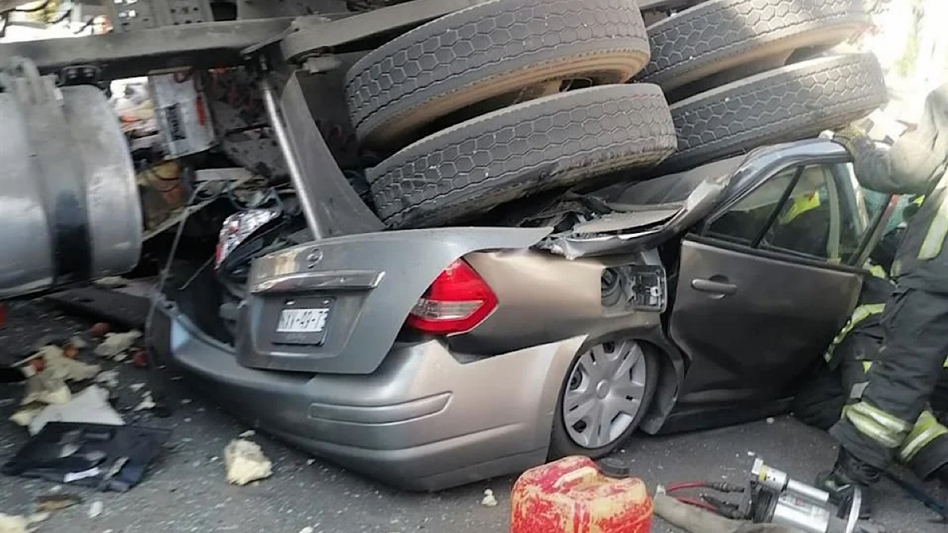 Tráiler cae de puente en la Cuautitlán-Tlalnepantla y aplasta 3 vehículos; reportan al menos 4 heridos